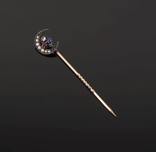 9k yellow and white gold tie pin (375 parts per thousand) fe - Lot 105