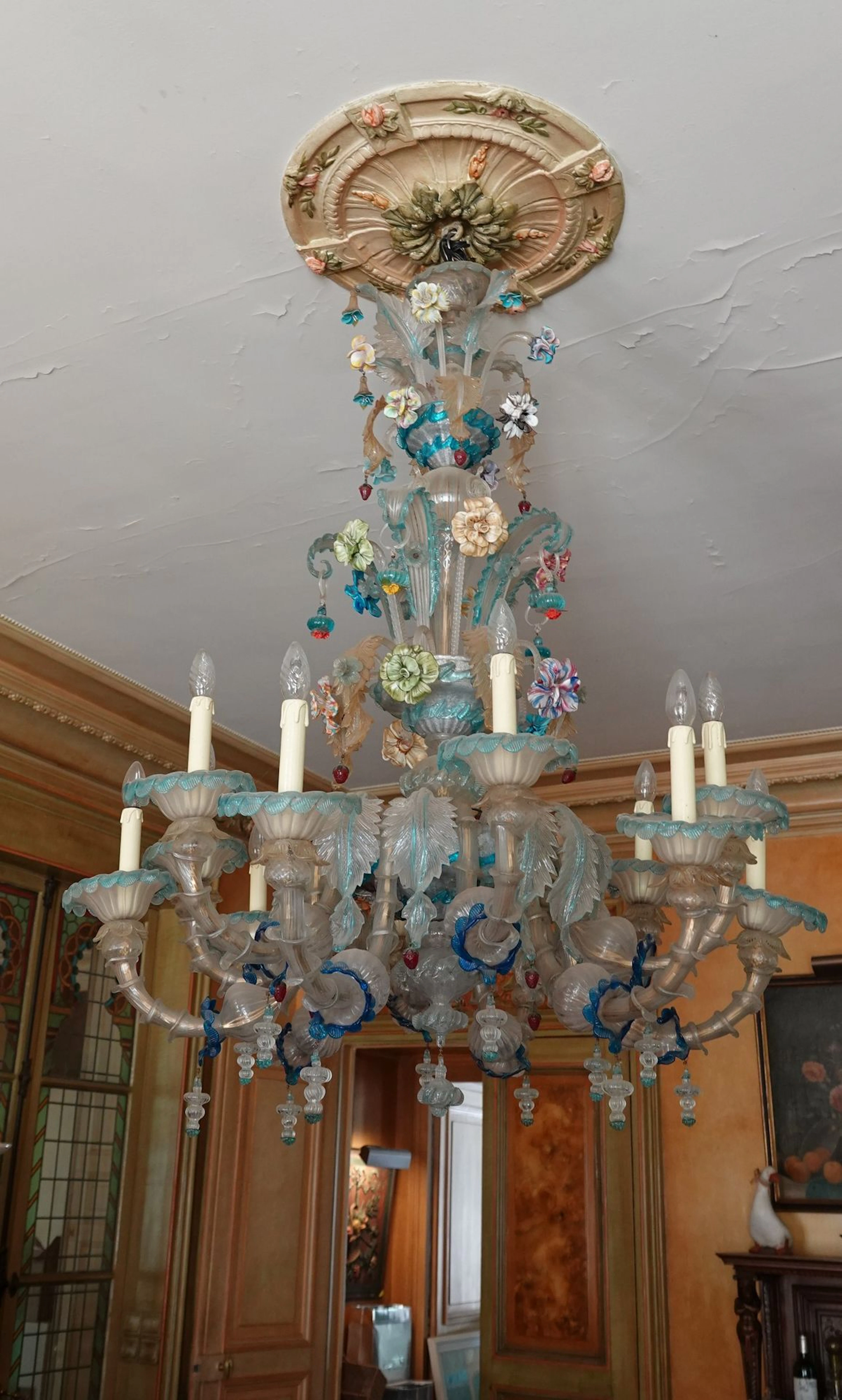 Large, beautiful polychrome Venetian glass chandelier with 8 - Lot 626