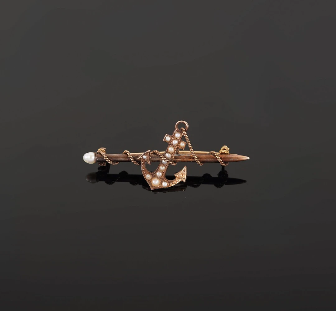 18k rose gold brooch (750 parts per thousand) featuring an a - Lot 145