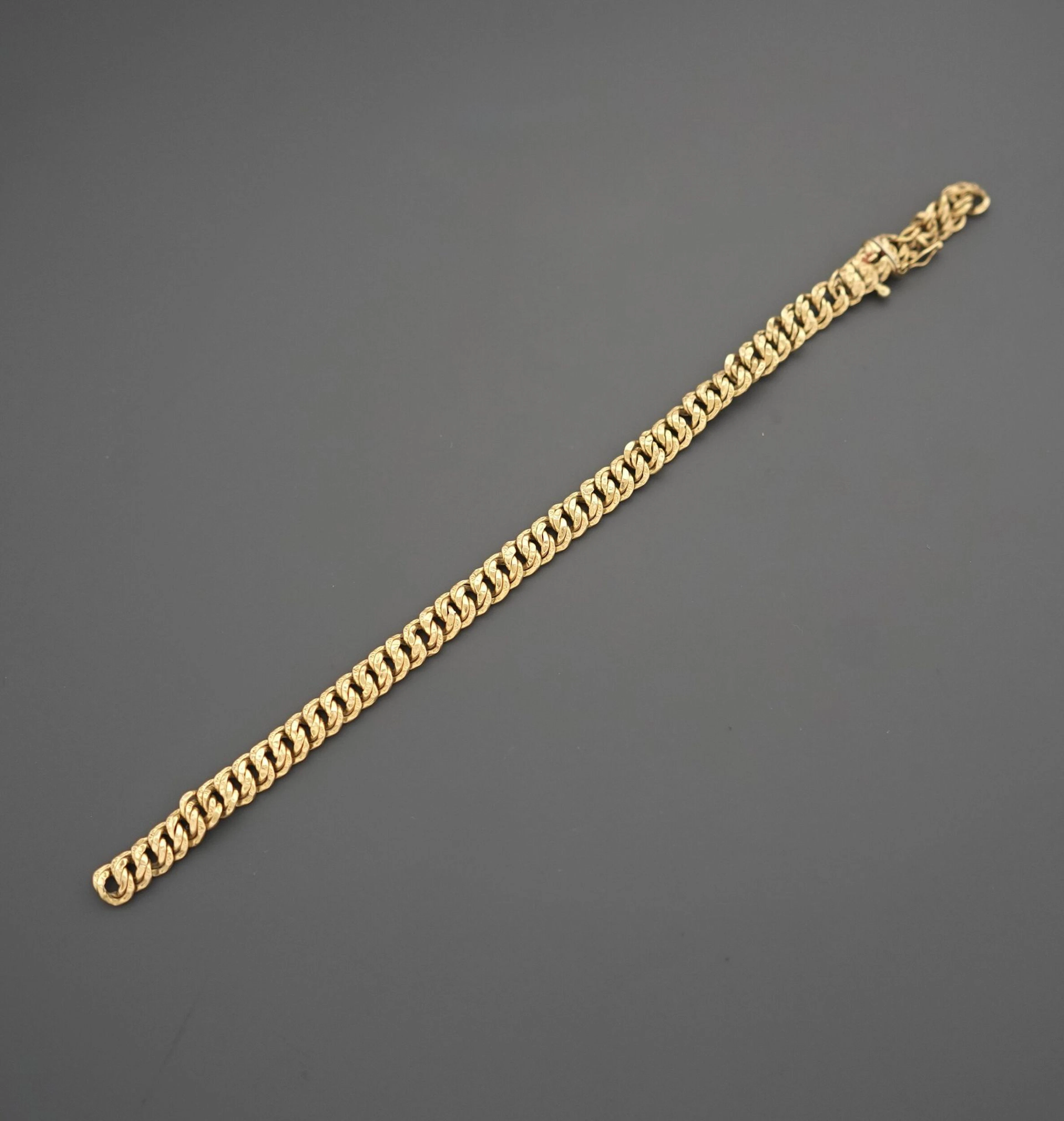 Bracelet in 18K yellow gold 750 thousandths with chased Amer - Lot 179
