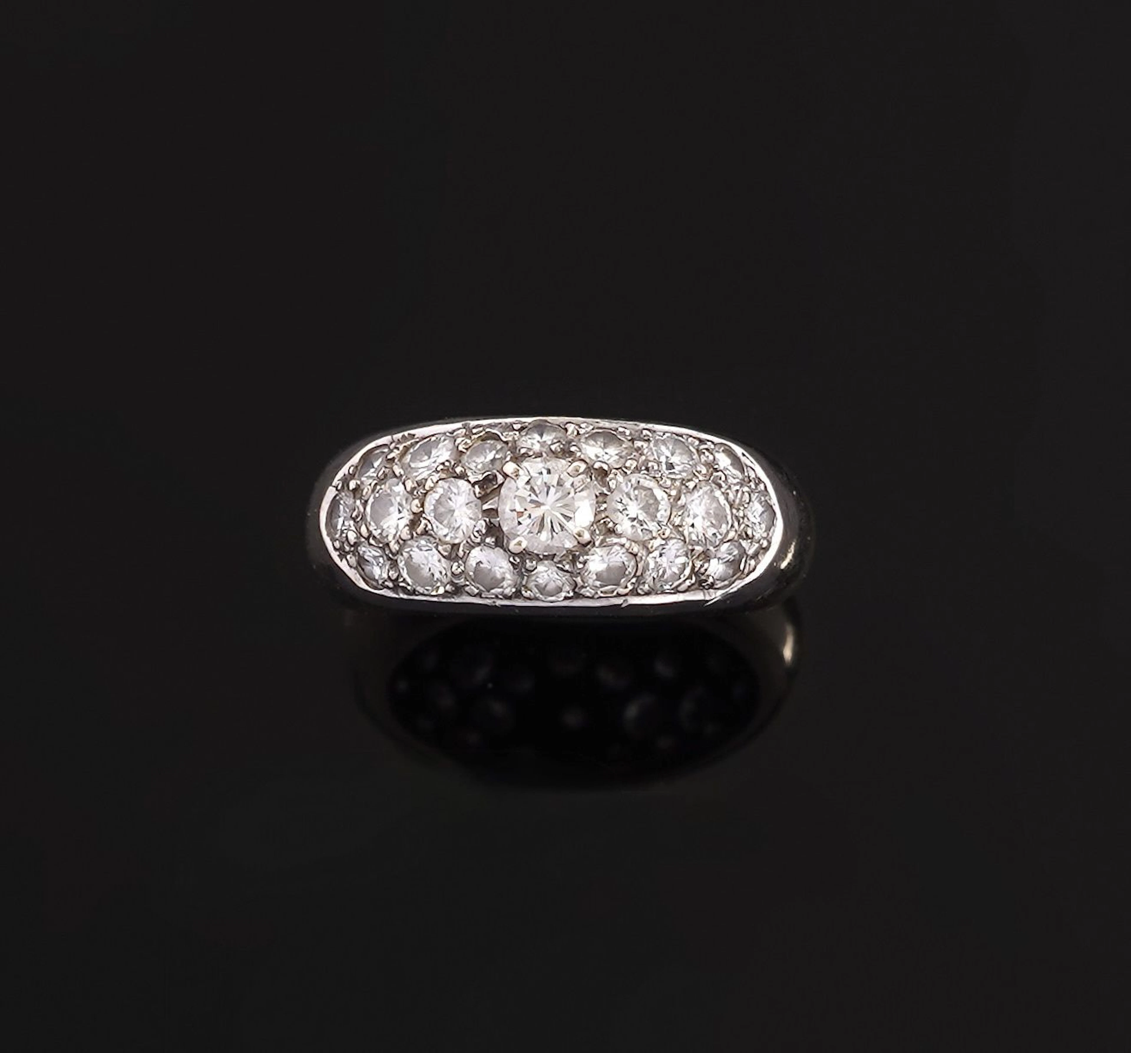 18k white gold (750) band ring set with a modern-cut center - Lot 288