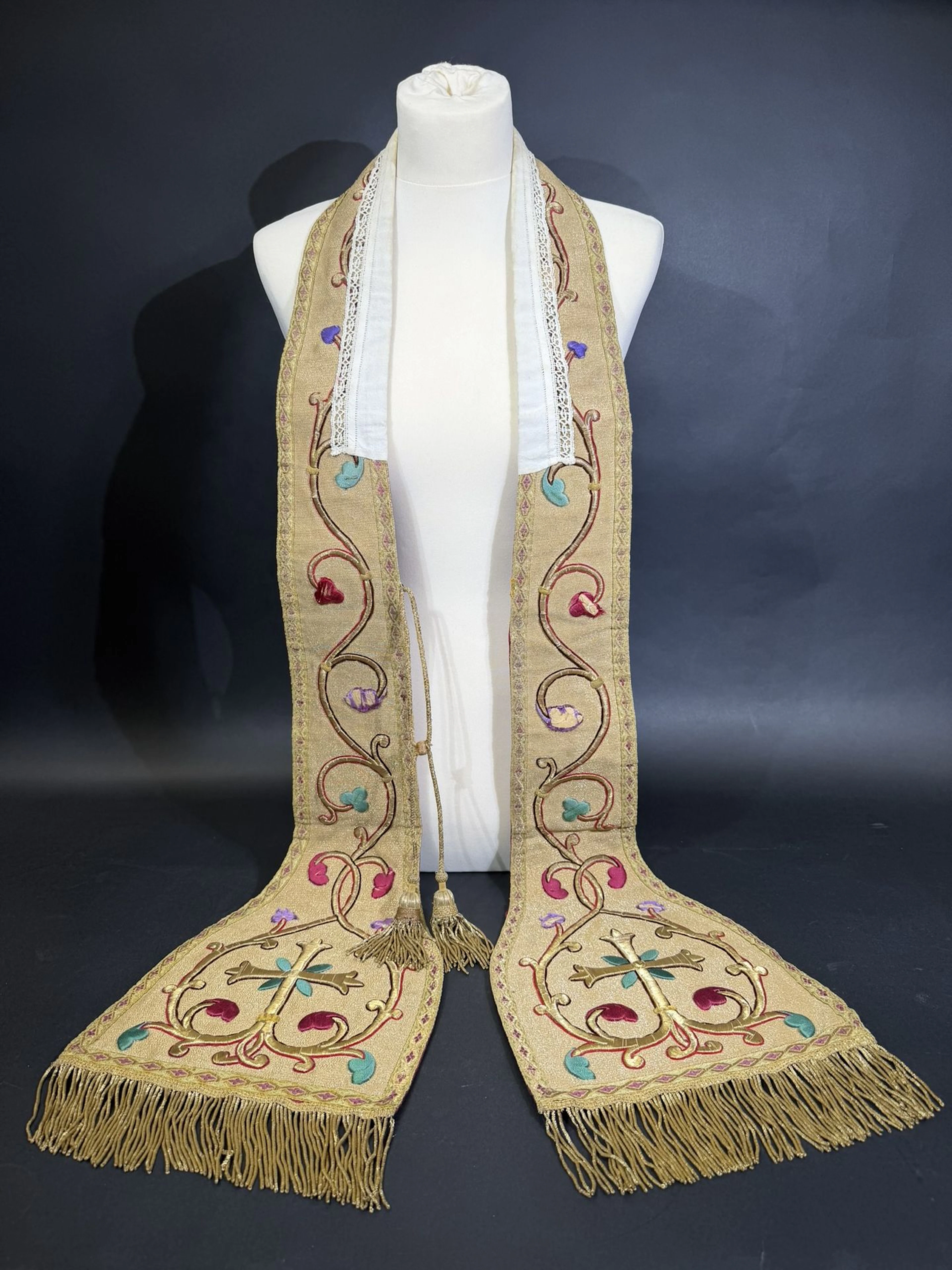 Liturgical stole made of embroidered gold fabric - Lot 279
