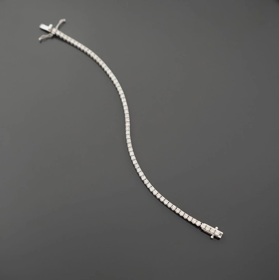 18k white gold tennis bracelet (750 fineness), set with 64 d - Lot 272