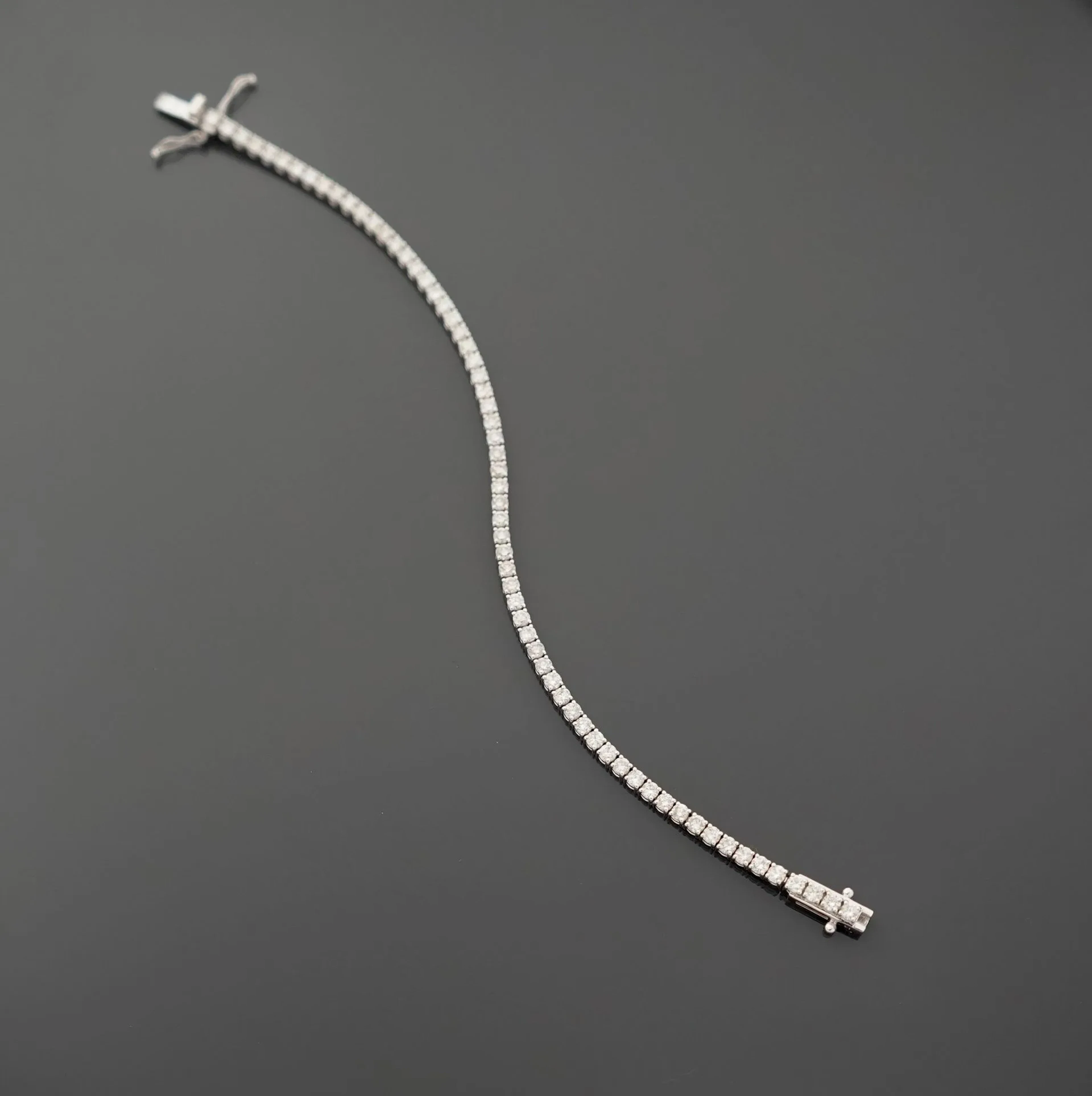 18k white gold tennis bracelet (750 fineness), set with 64 d - Lot 272