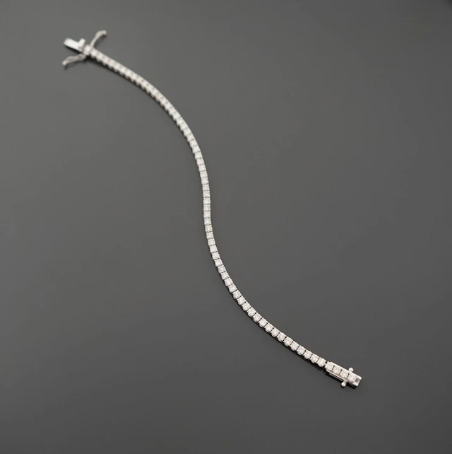 18k white gold tennis bracelet (750 fineness), set with 64 d - Lot 272