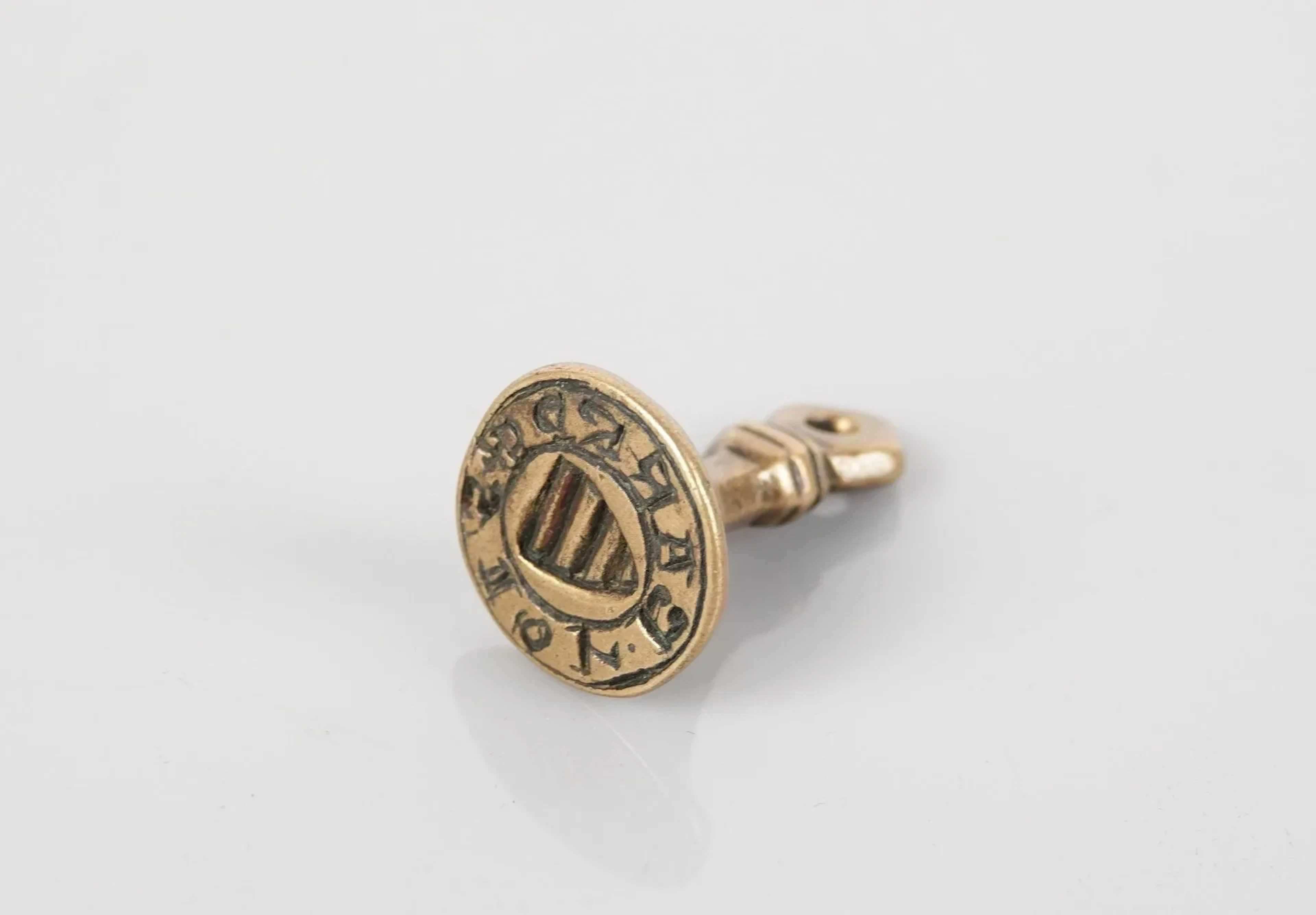 Gothic brass seal decorated with a coat of arms and an inscr - Lot 263