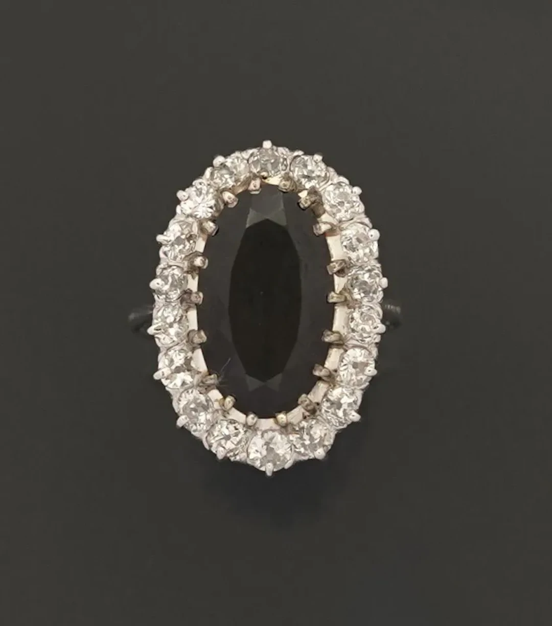 An 18k white gold (750) and platinum (850) ring set with a l - Lot 309