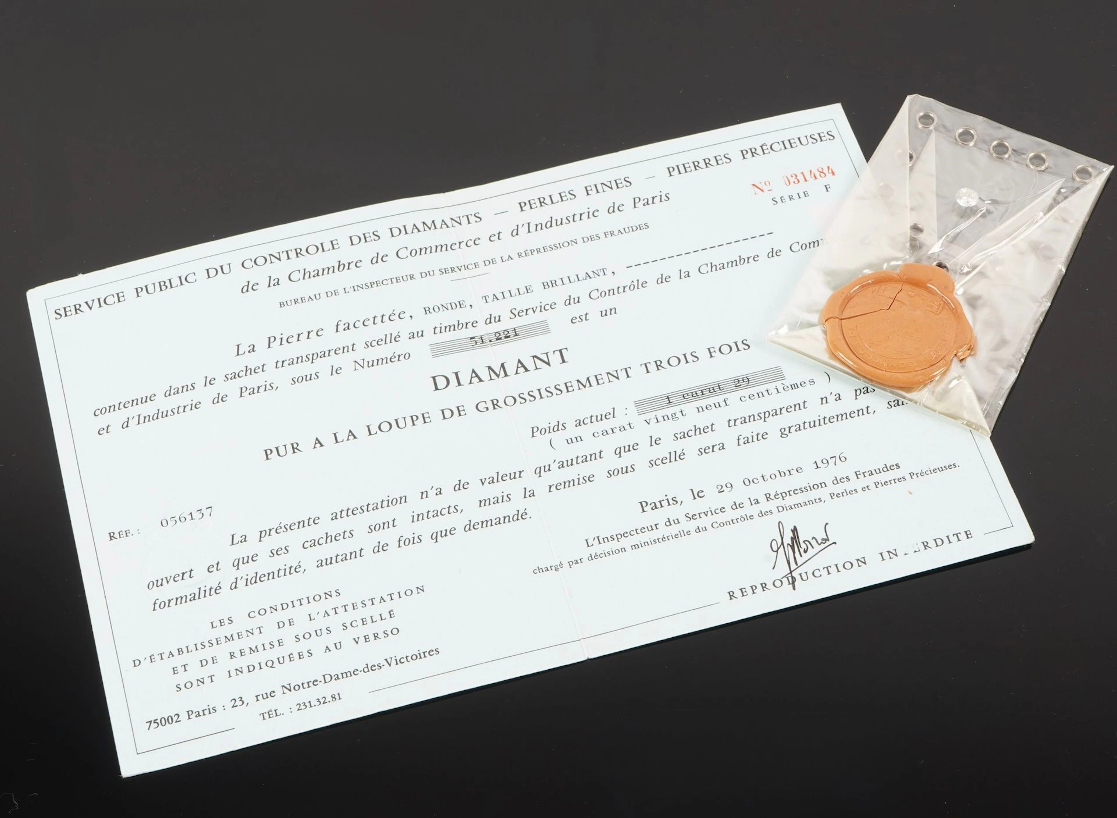 A 1.29-carat round brilliant-cut diamond contained in a seal - Lot 275