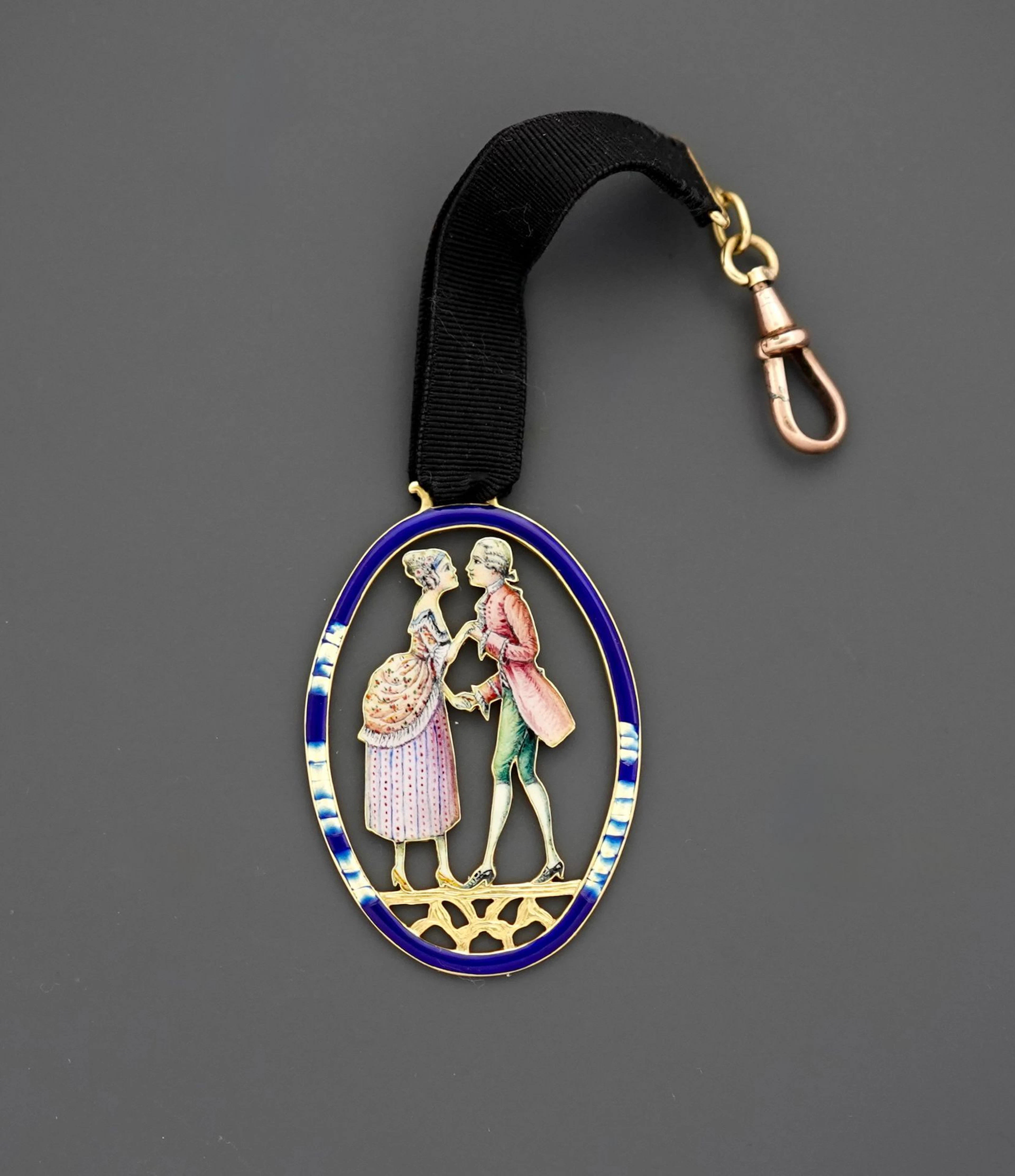 18K yellow gold 750 thousandths openwork oval pendant presen - Lot 339