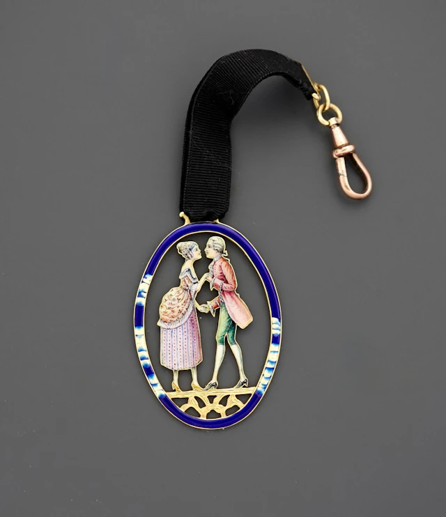 18K yellow gold 750 thousandths openwork oval pendant presen - Lot 339