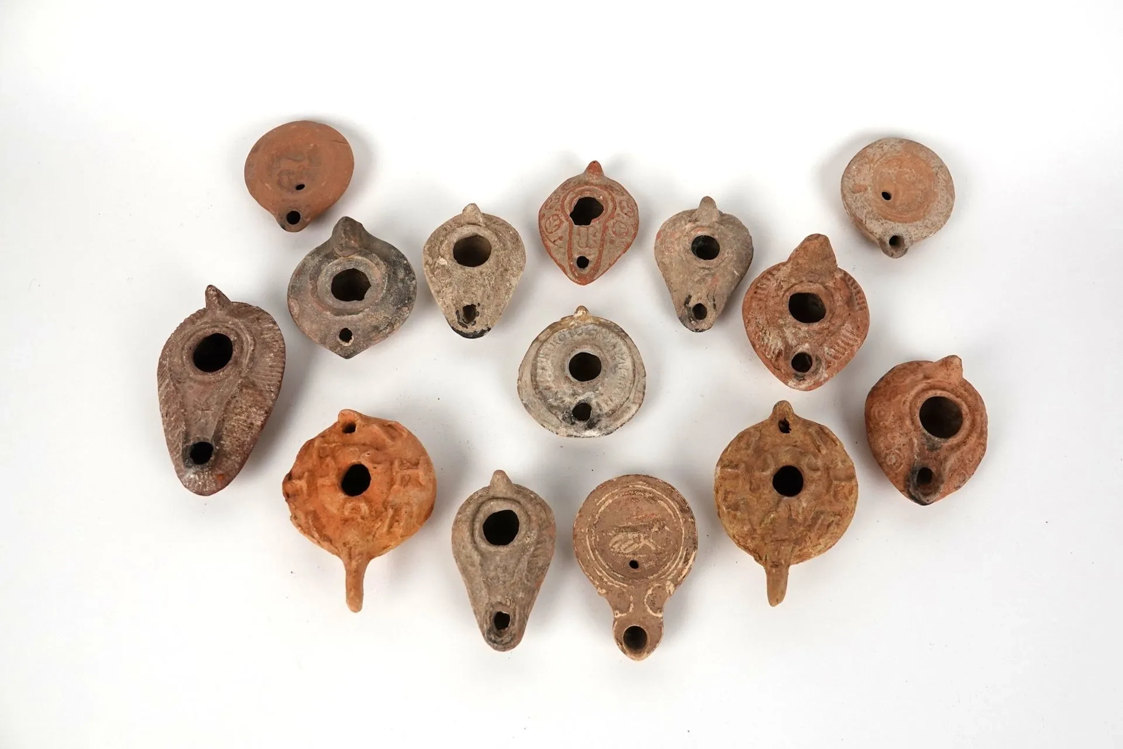 Large collection of late-period oil lamps (some with geometr - Lot 256
