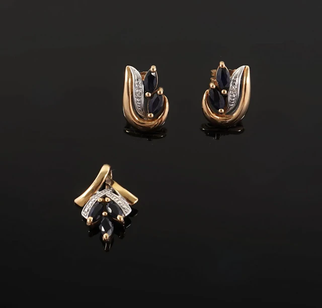 A two-piece set in two shades of 18k yellow and white gold ( - Lot 212