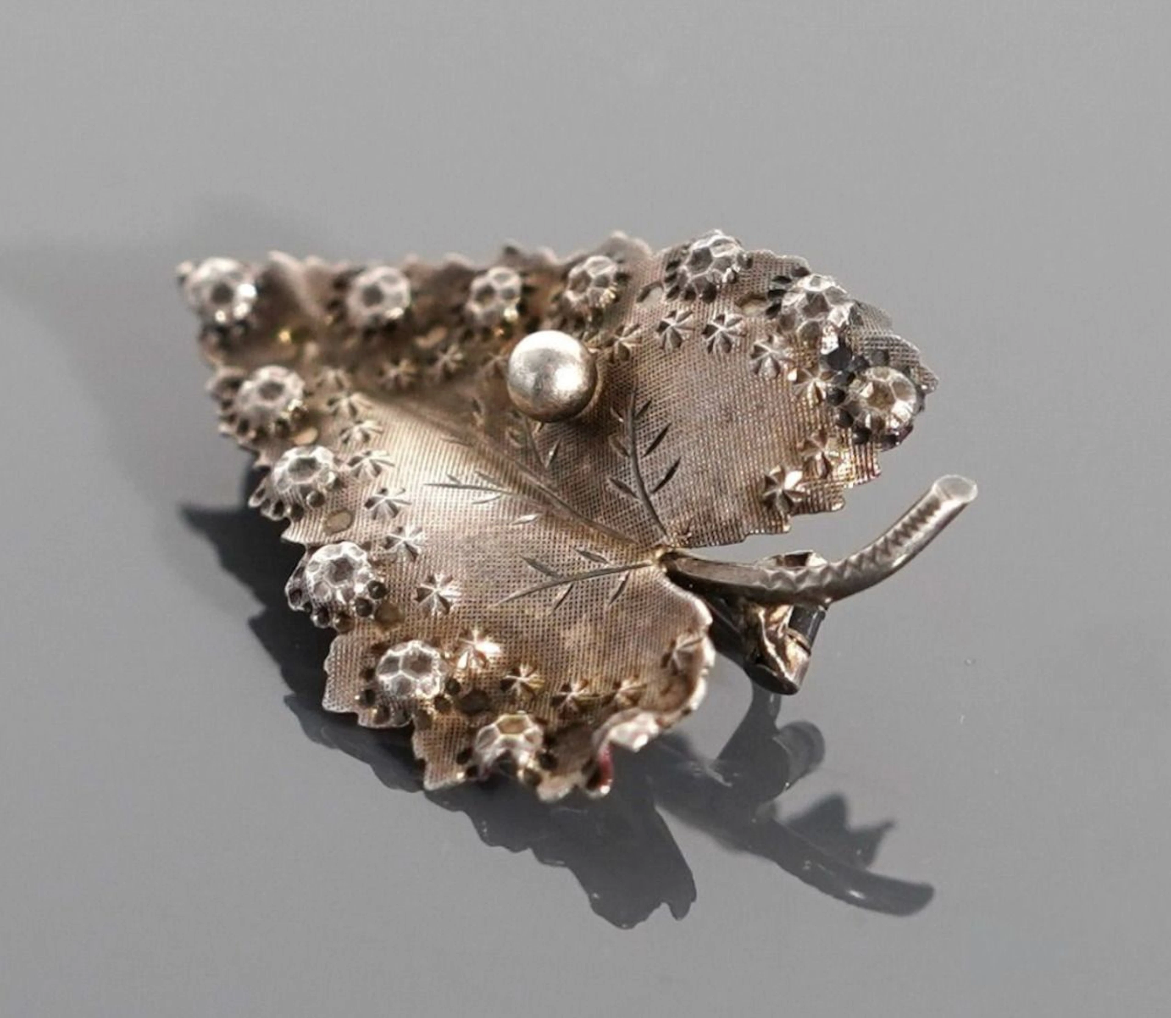 A silver brooch, superior to 800 thousandths, presenting a l - Lot 79