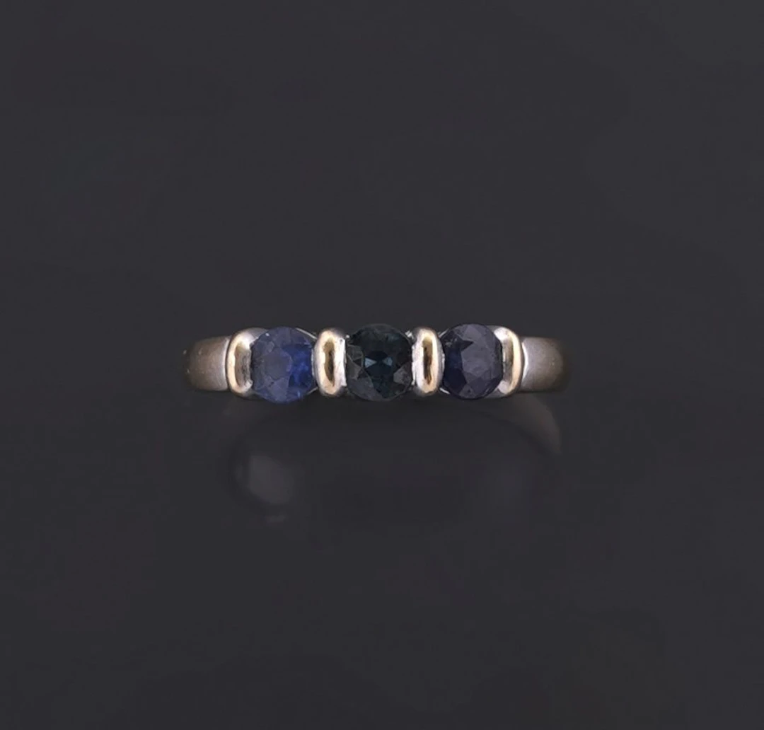 An 18k 750 white gold trilogy ring, rhodium-plated, featurin - Lot 302