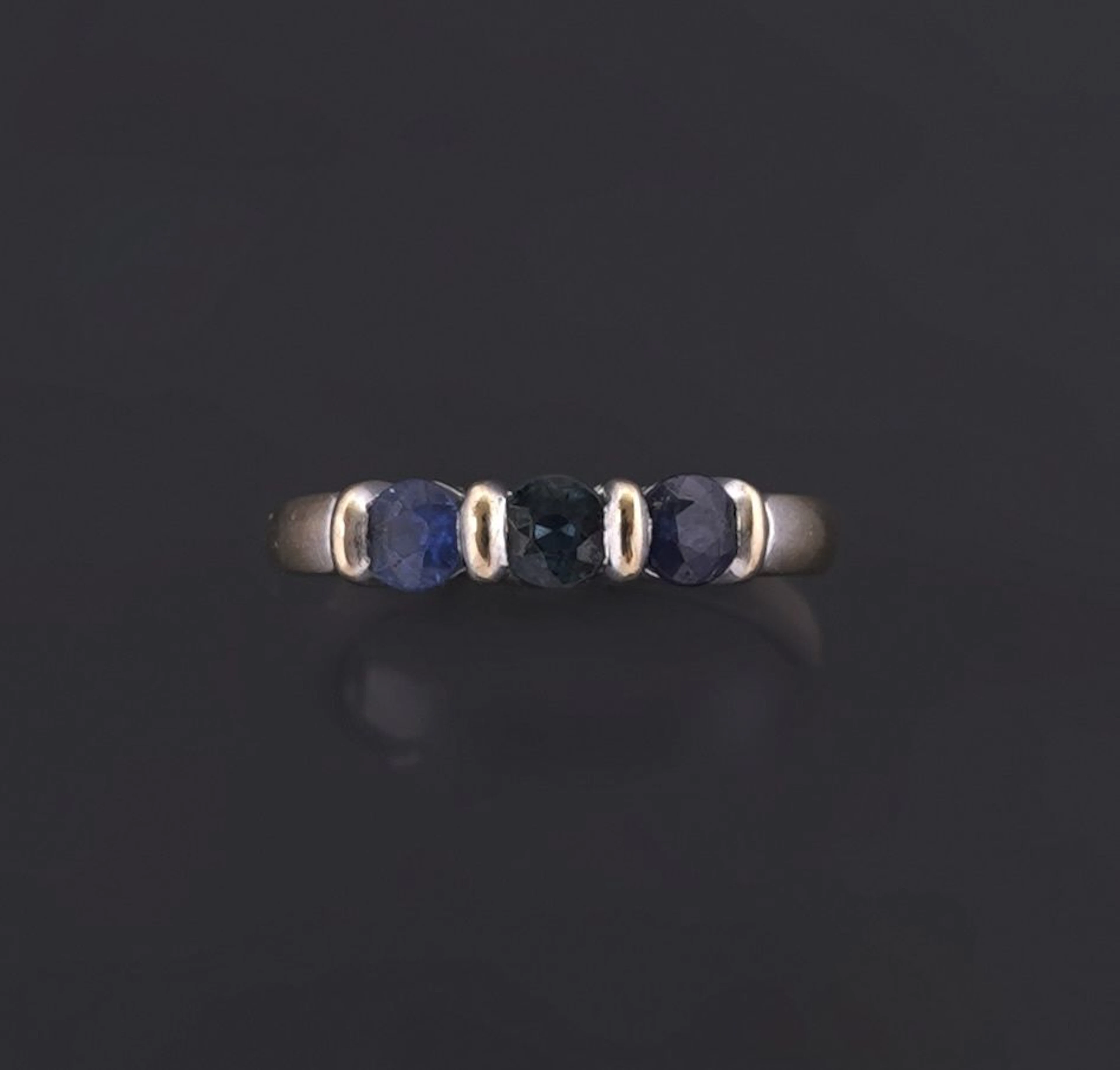 An 18k 750 white gold trilogy ring, rhodium-plated, featurin - Lot 302