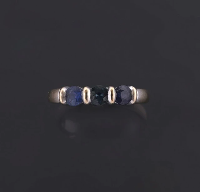An 18k 750 white gold trilogy ring, rhodium-plated, featurin - Lot 302