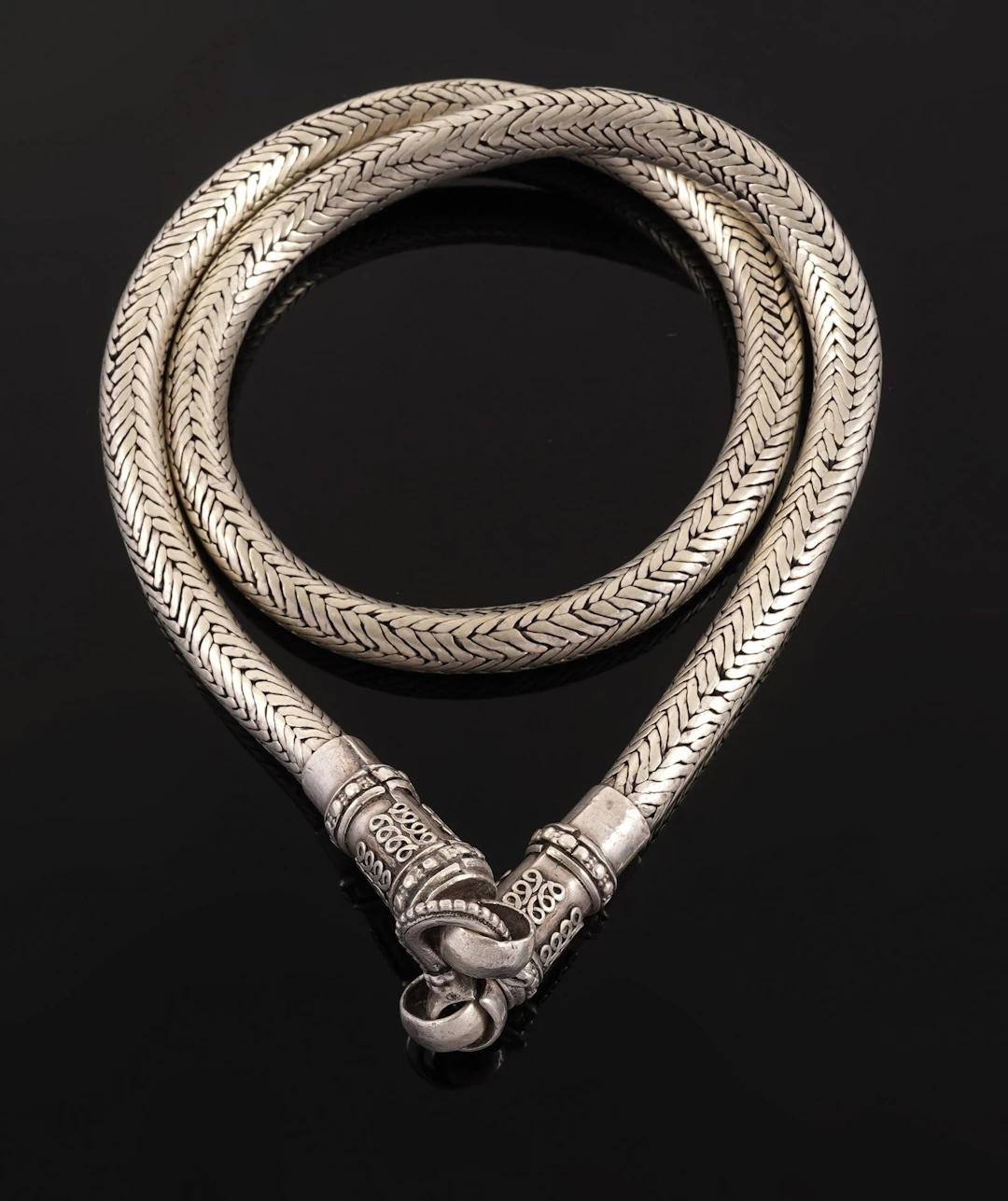 A striking ethnic necklace made of silver with a purity of 8 - Lot 80