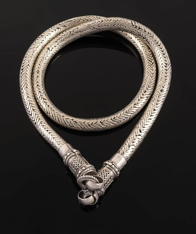 A striking ethnic necklace made of silver with a purity of 8 - Lot 80