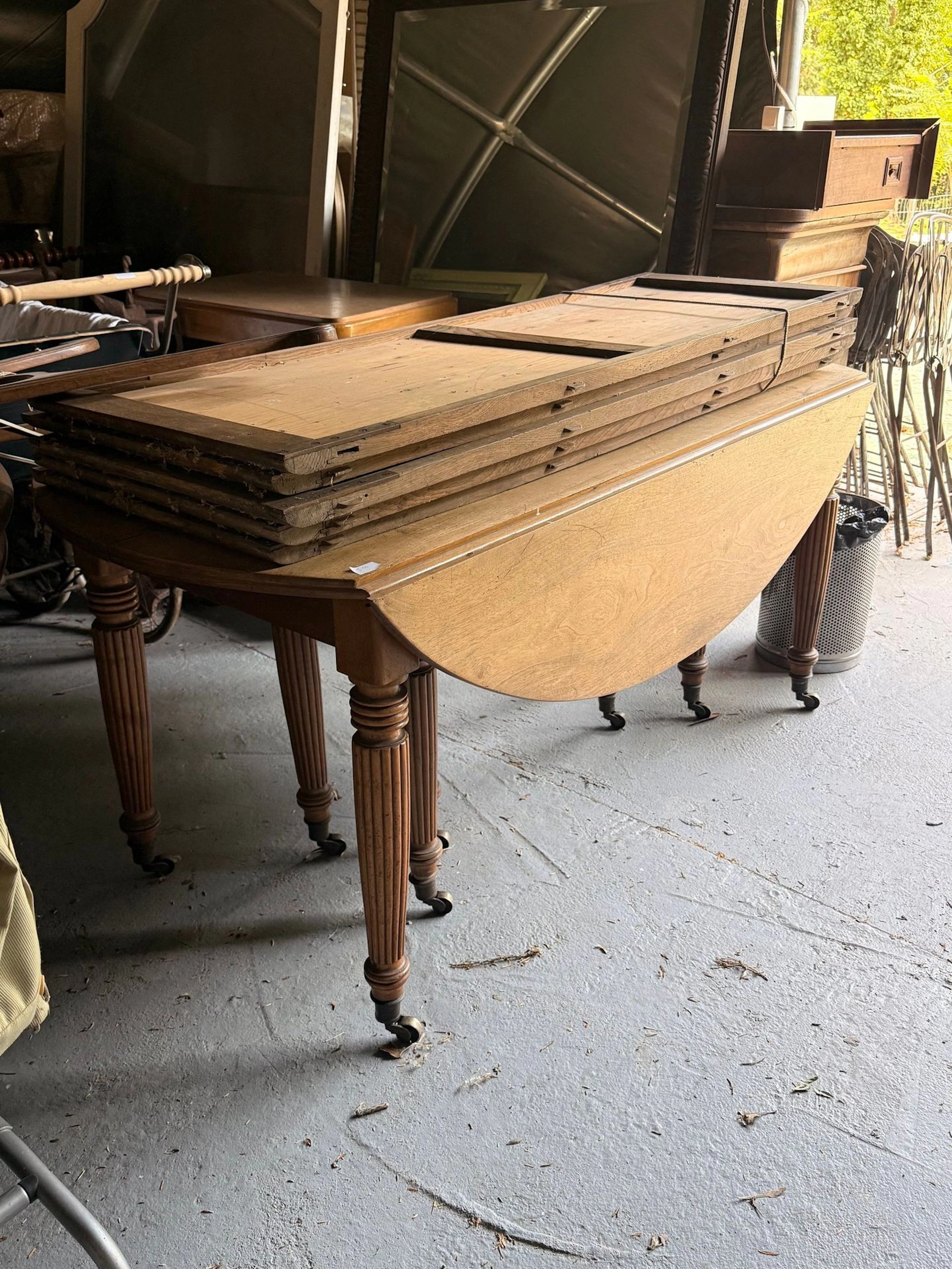 Round dining table with natural wood slats and fluted legs - Lot 616