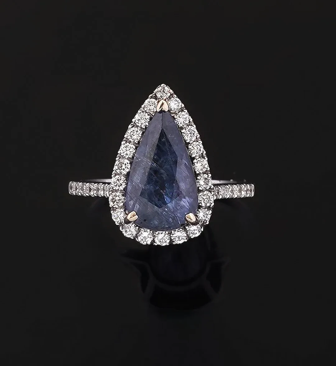 An 18k white gold ring (750 parts per thousand) featuring a - Lot 320