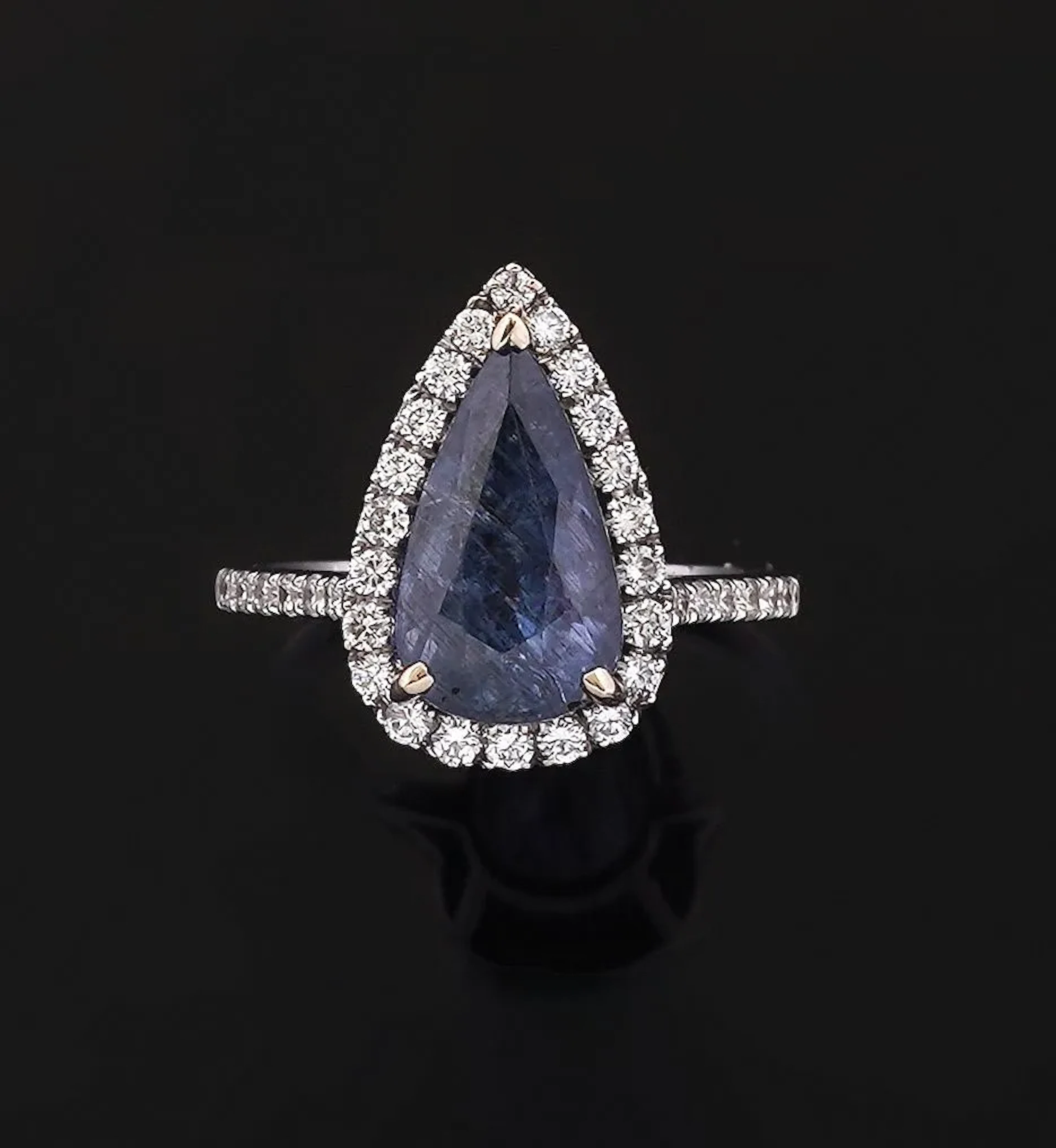 An 18k white gold ring (750 parts per thousand) featuring a - Lot 320