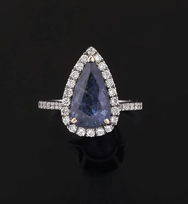 An 18k white gold ring (750 parts per thousand) featuring a - Lot 320