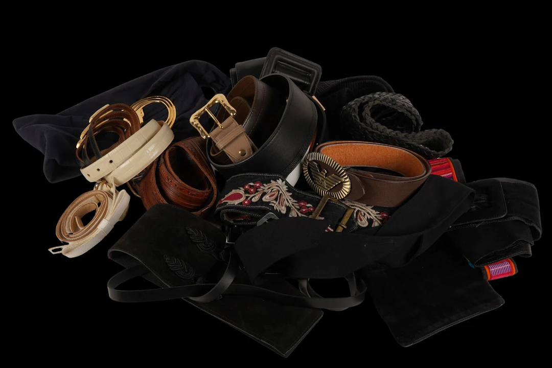 A great selection of belts in various sizes and materials, i - Lot 40