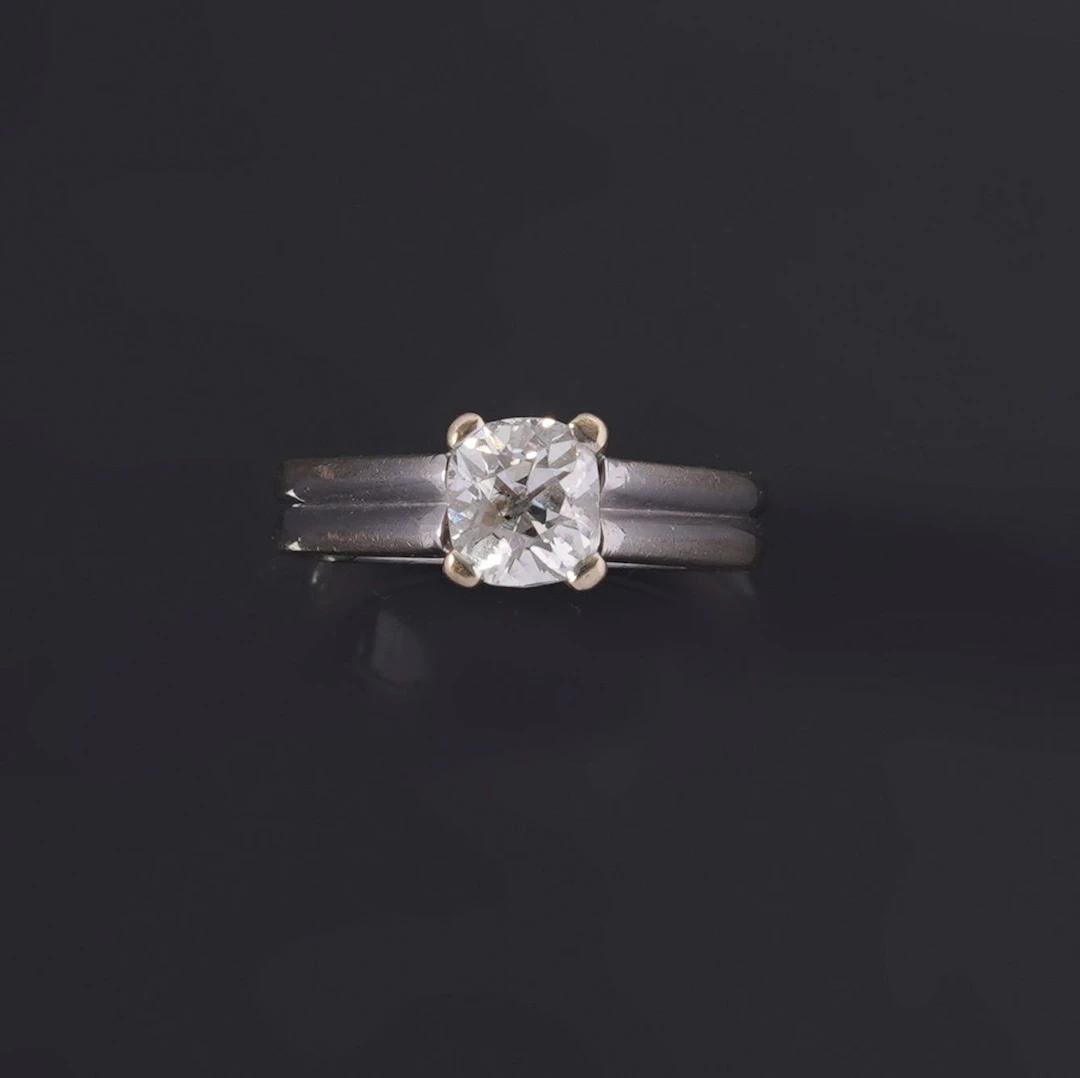 An 18k white gold solitaire ring (750 parts per thousand) se - Lot 236