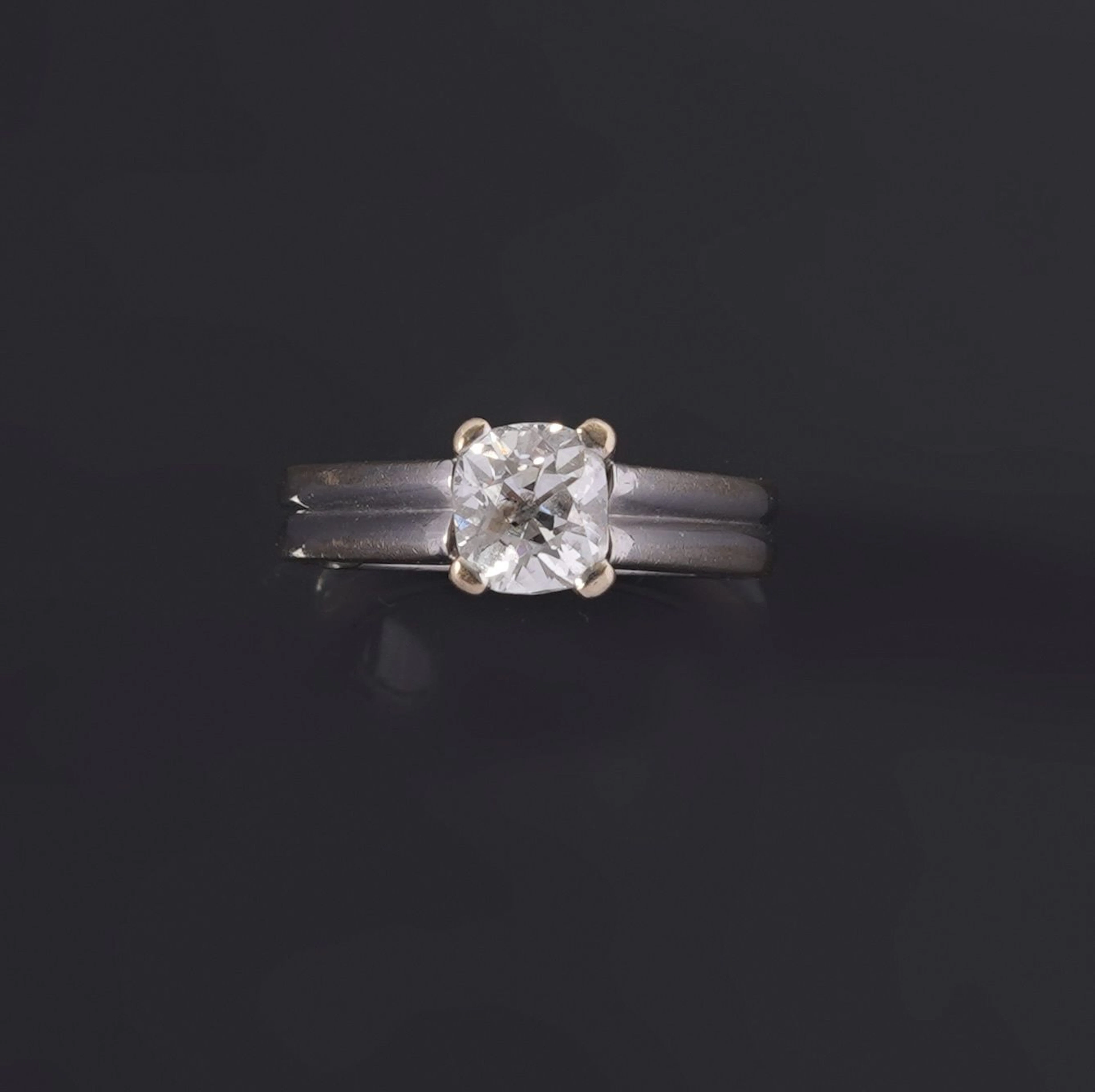 An 18k white gold solitaire ring (750 parts per thousand) se - Lot 236