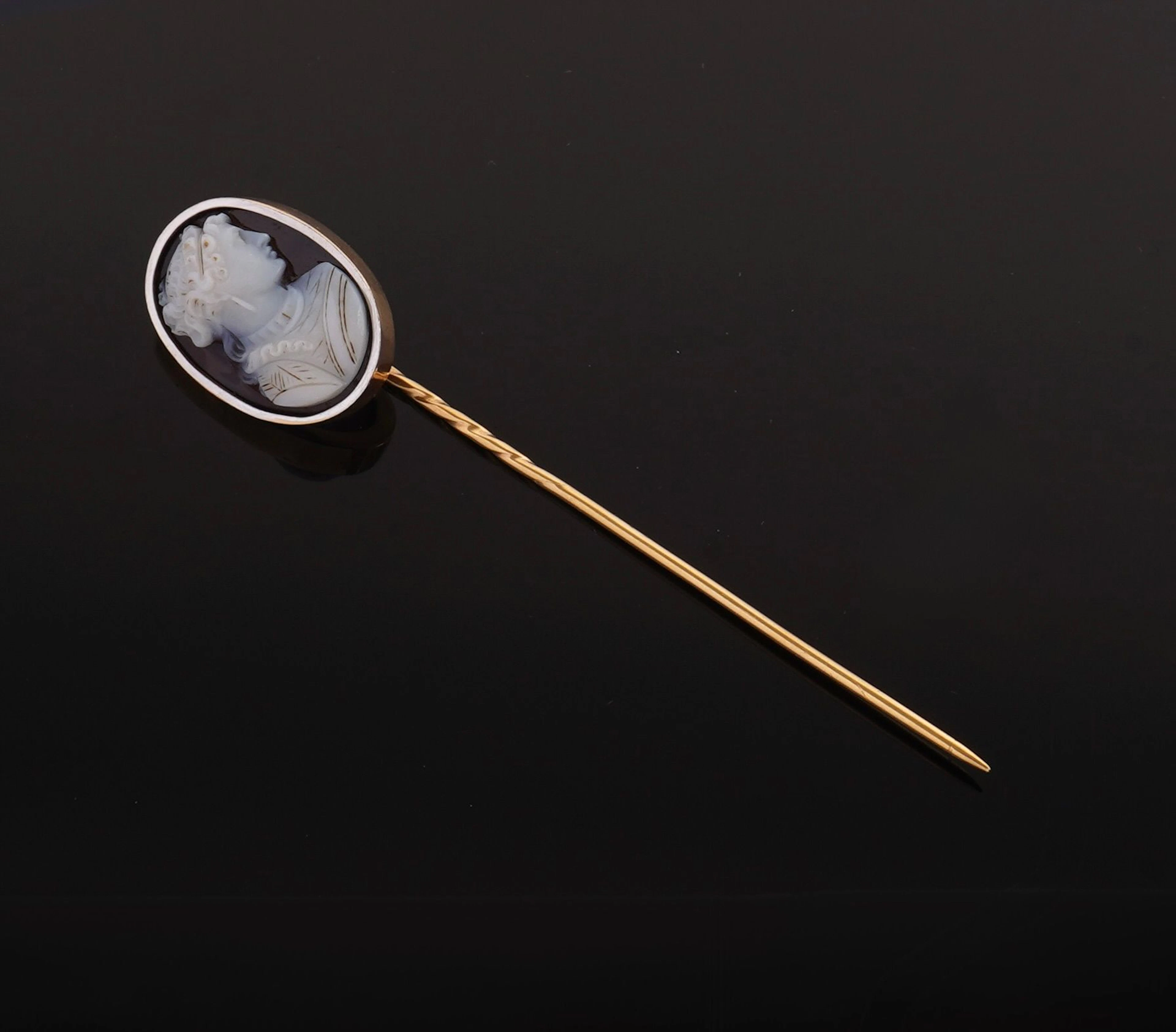 18k yellow gold (750) tie pin adorned with an agate cameo de - Lot 112