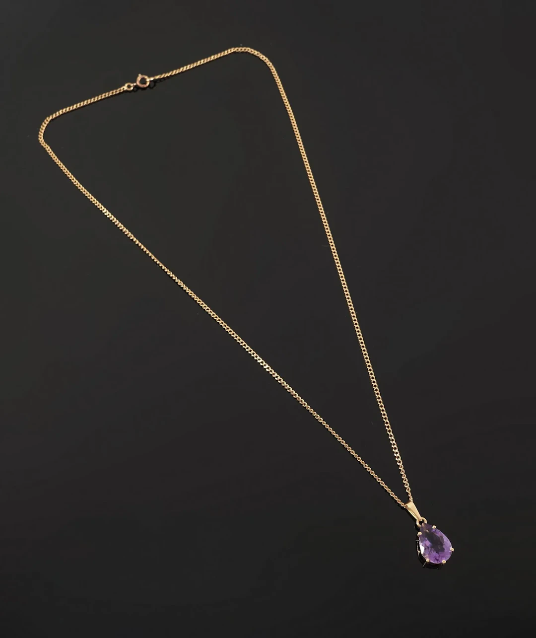 An 18k yellow gold necklace (750) with a curb chain featurin - Lot 183