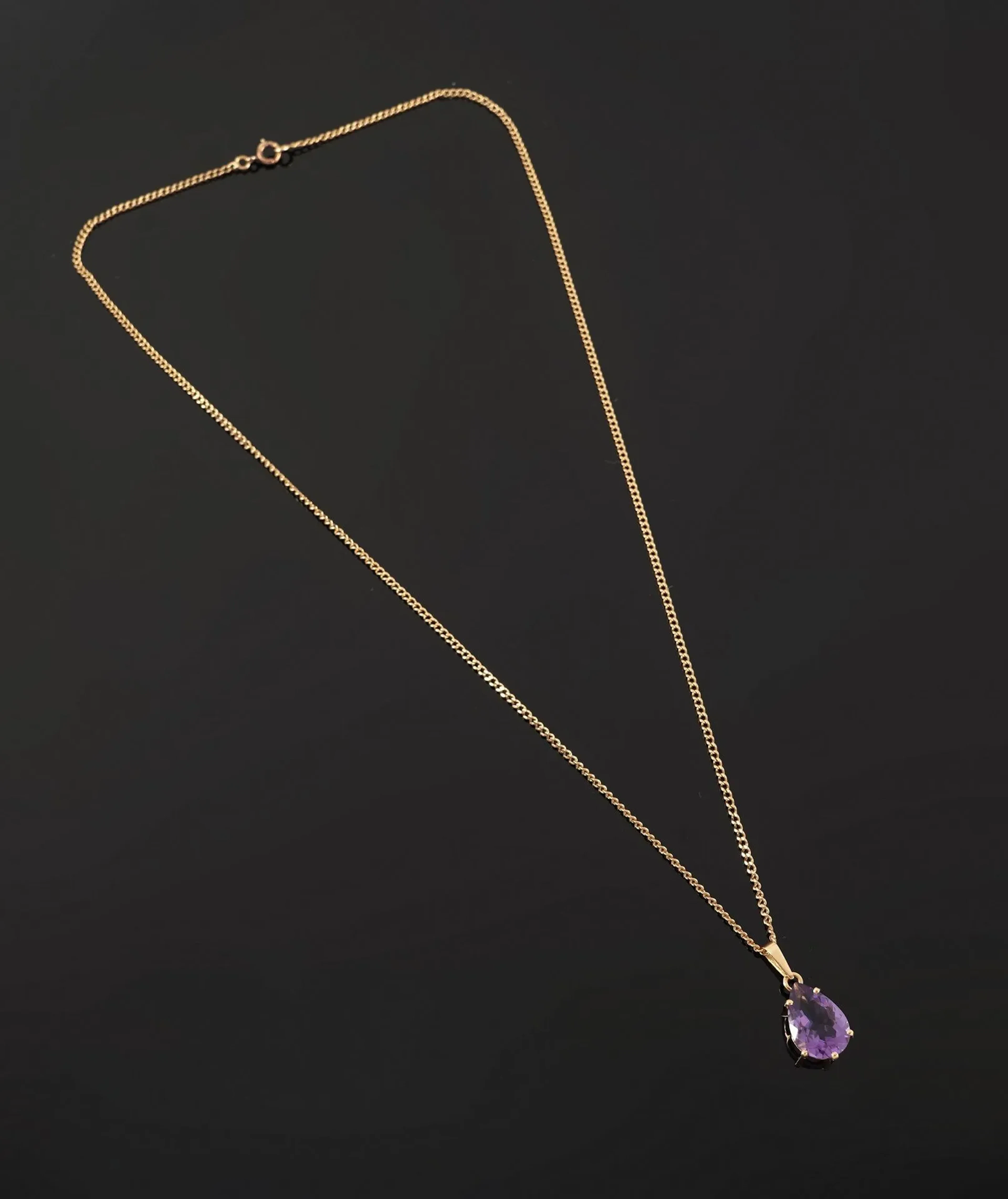 An 18k yellow gold necklace (750) with a curb chain featurin - Lot 183