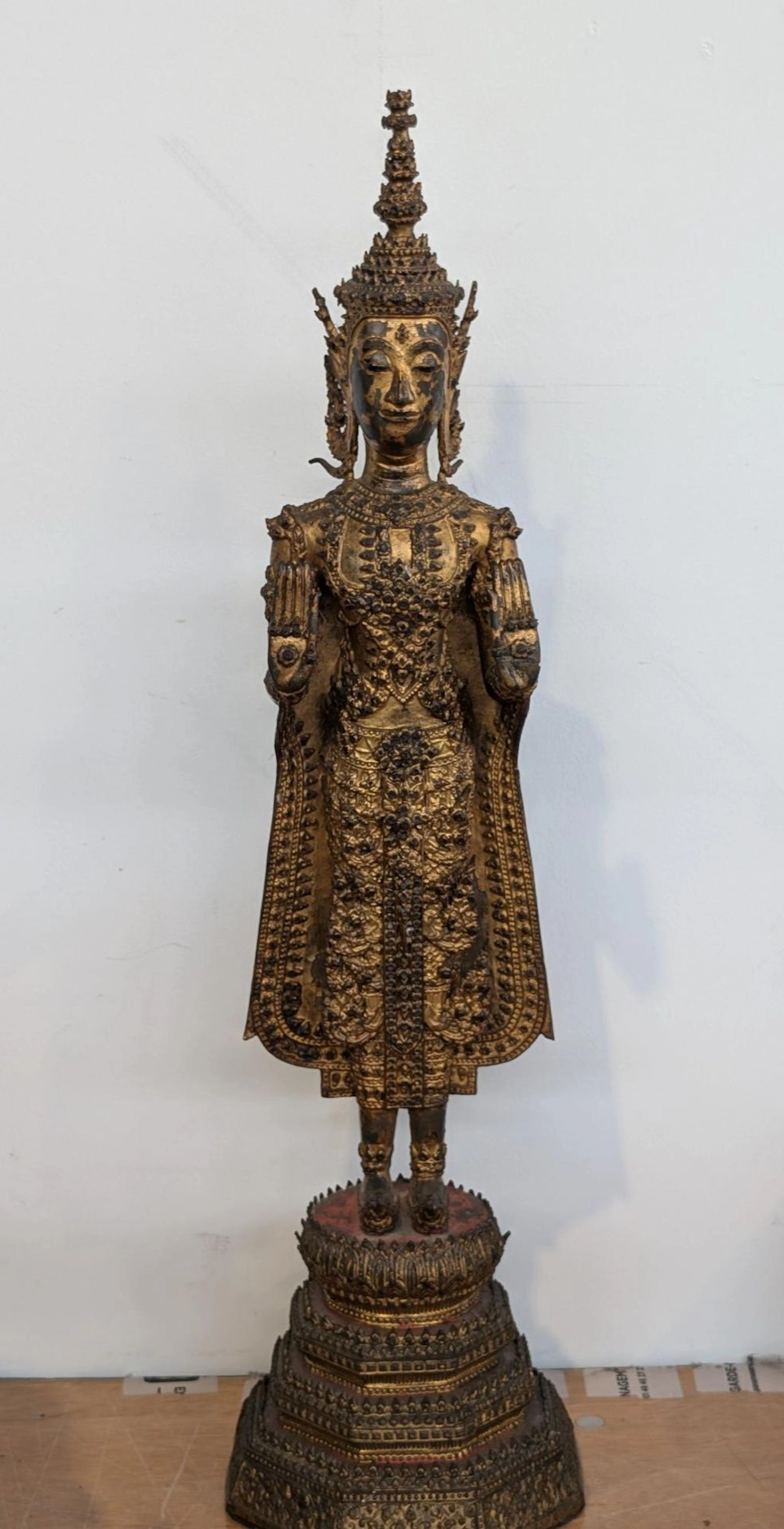 Standing Buddha in gilded bronze in the fearlessness posture - Lot 93