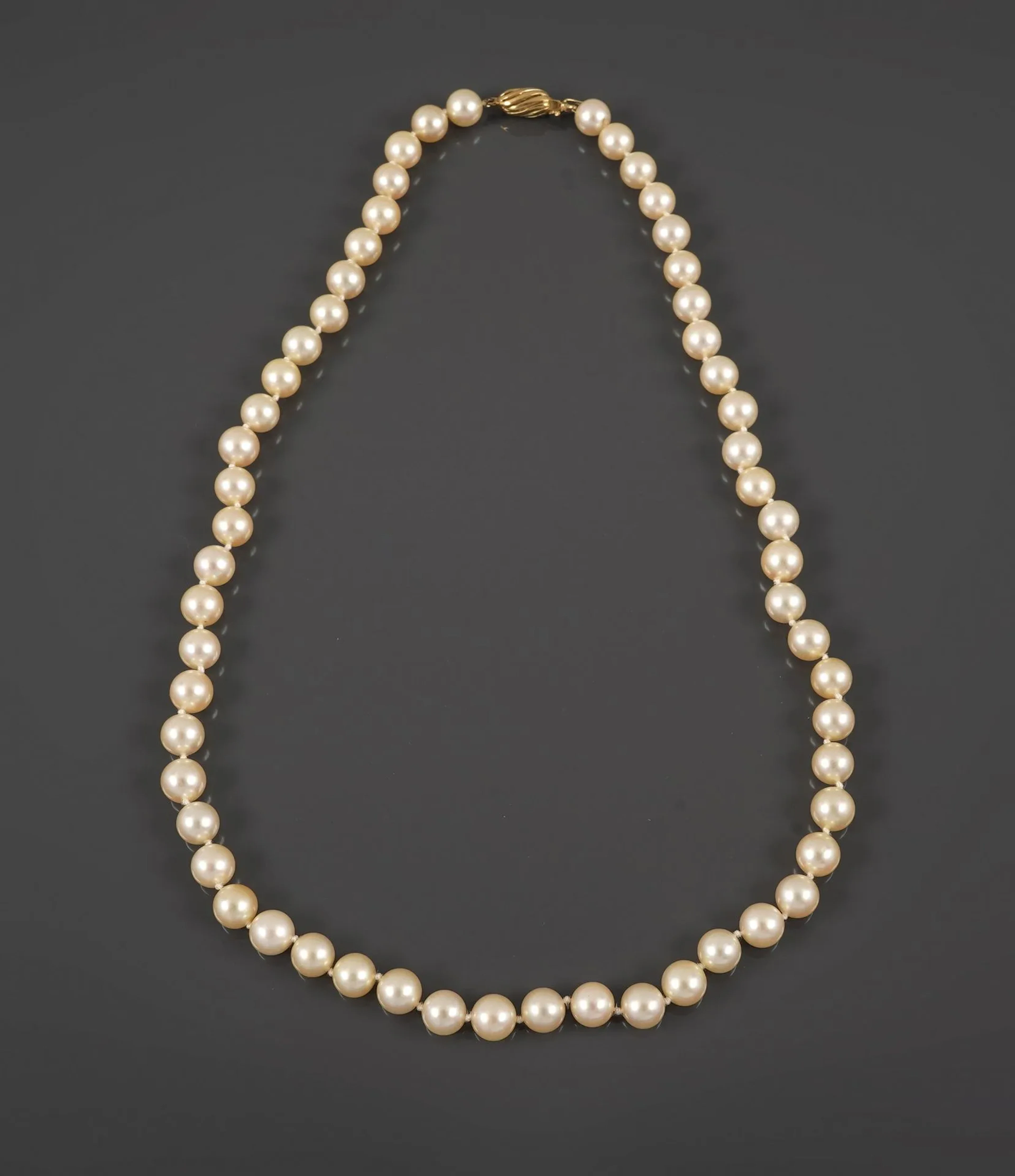 Single-strand cultured pearl necklace with a ratchet clasp a - Lot 218