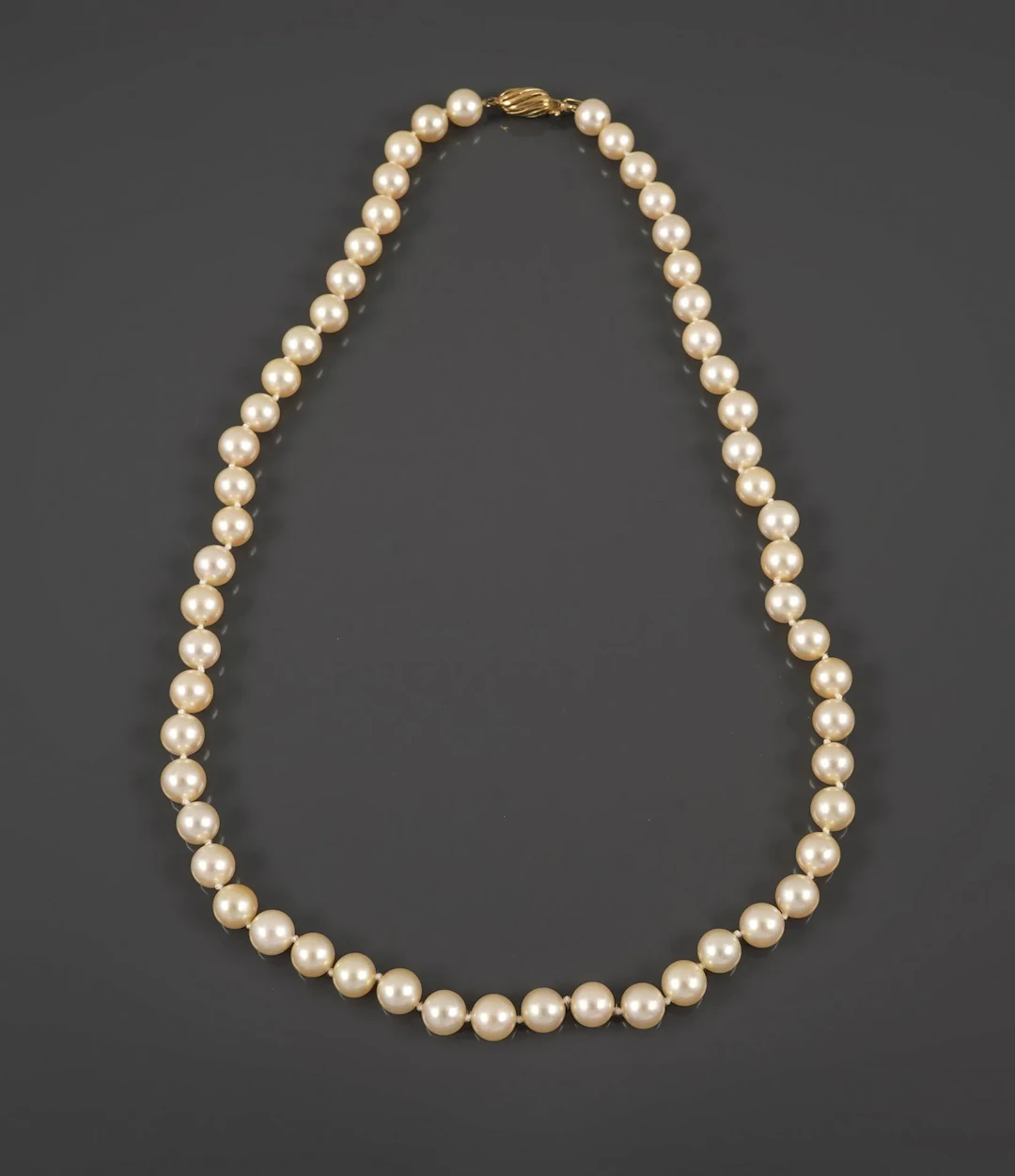 Single-strand cultured pearl necklace with a ratchet clasp a - Lot 218