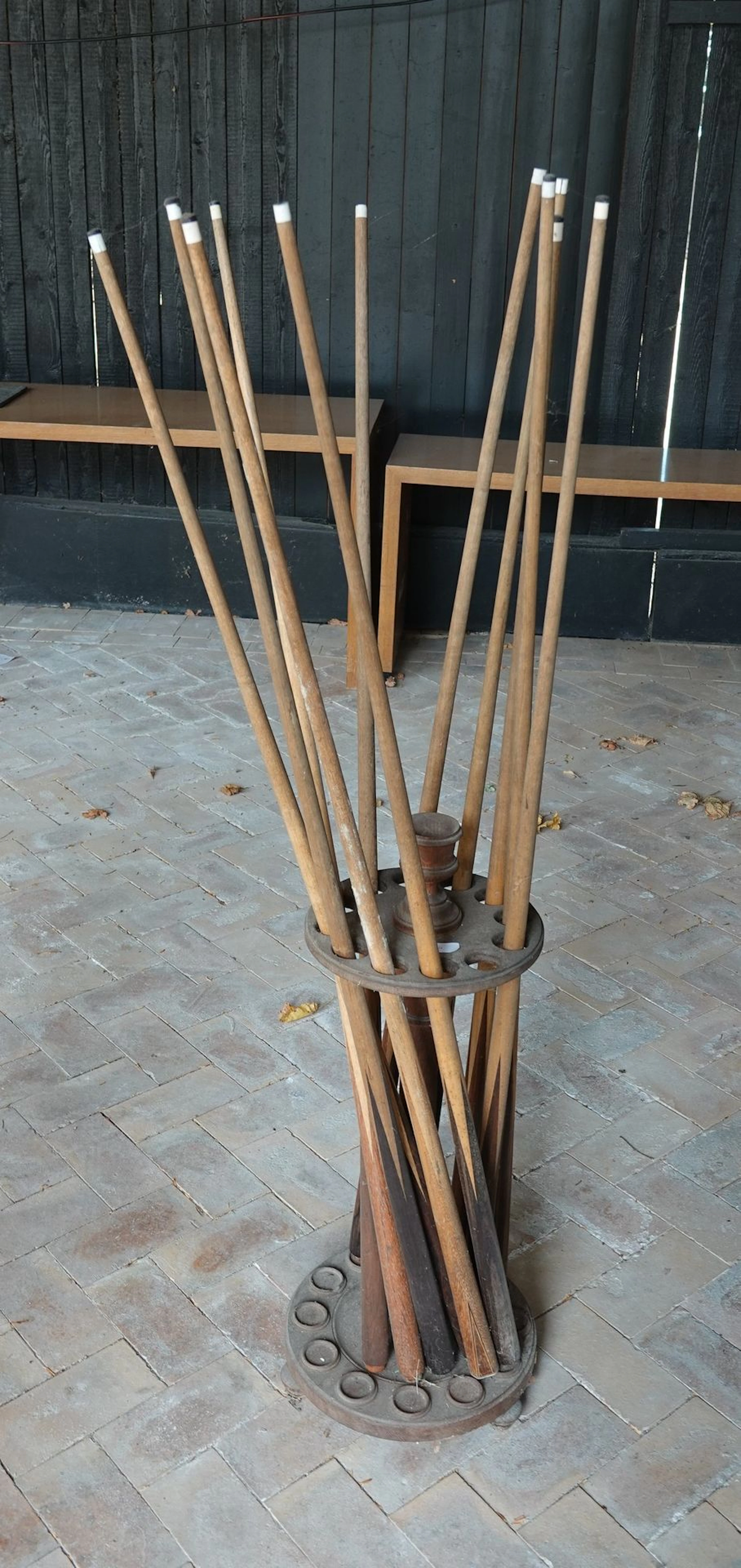 Cue holders and billiard cues - Lot 645
