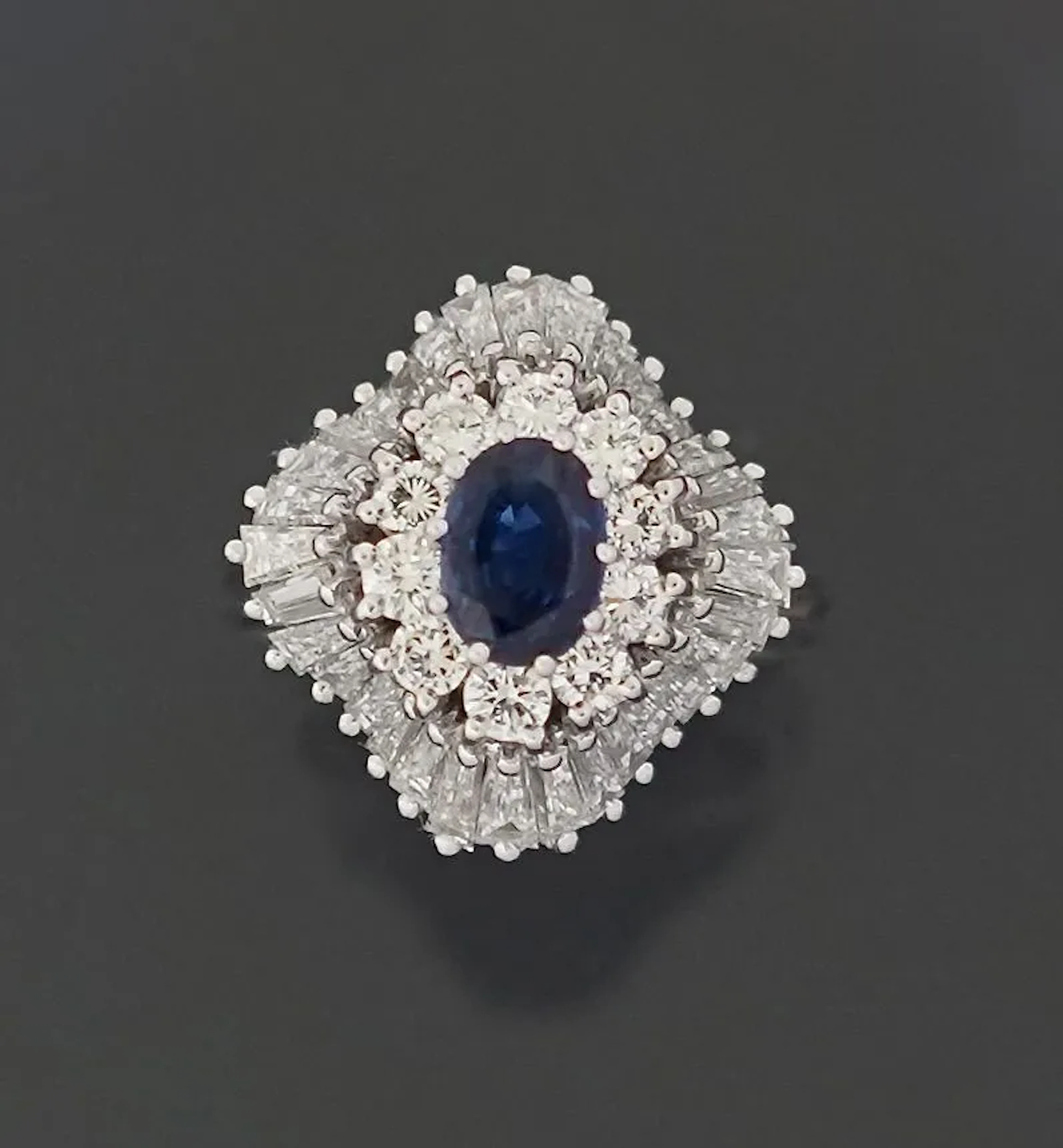 A stepped ring in 14K white gold (585 parts per thousand), f - Lot 311
