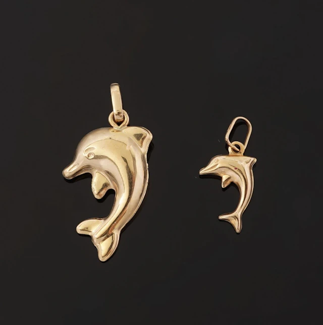 Two 18k yellow gold pendants (750 parts per thousand) shaped - Lot 107