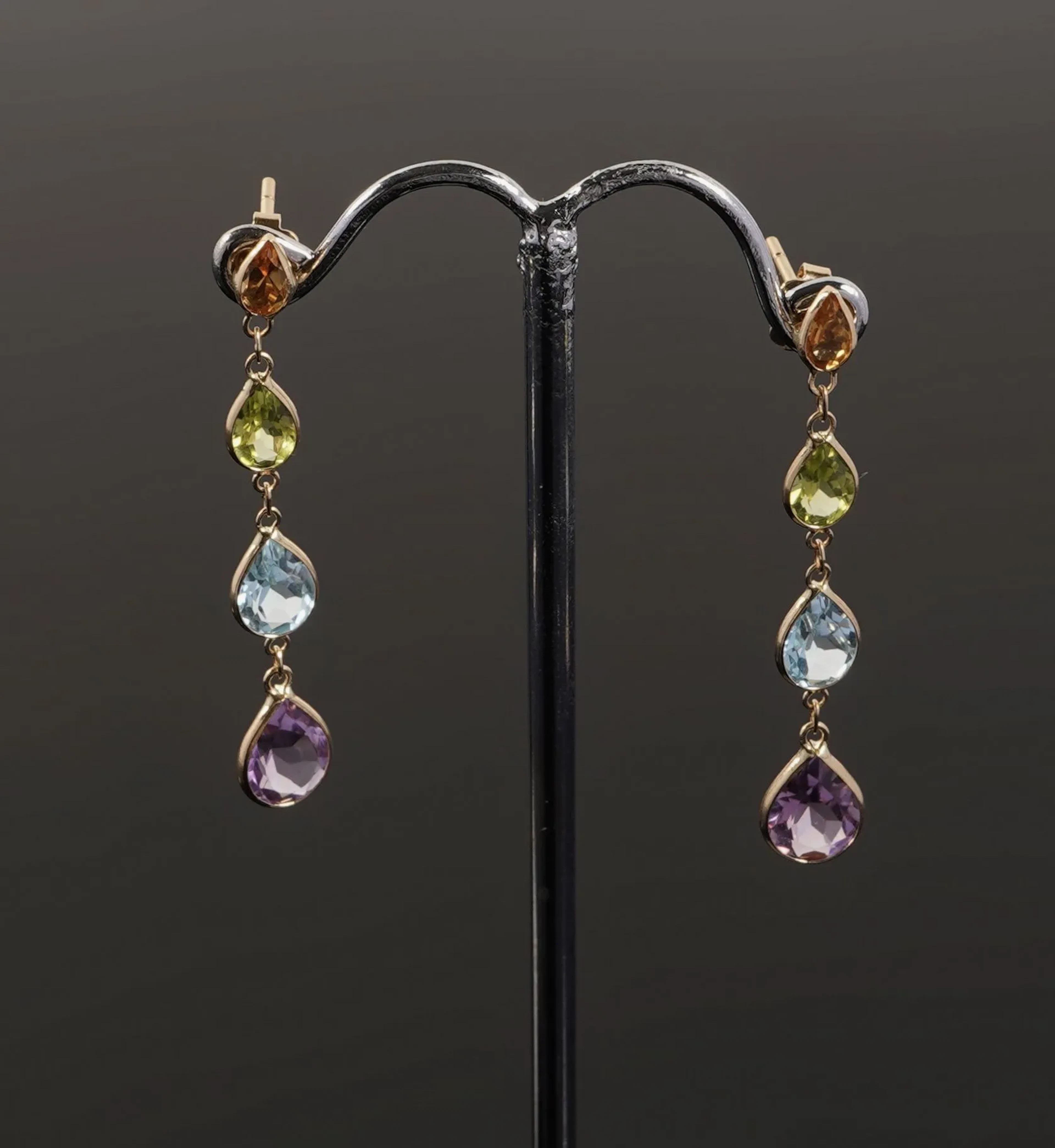 Pair of 18K yellow gold (750) earrings featuring, in success - Lot 205