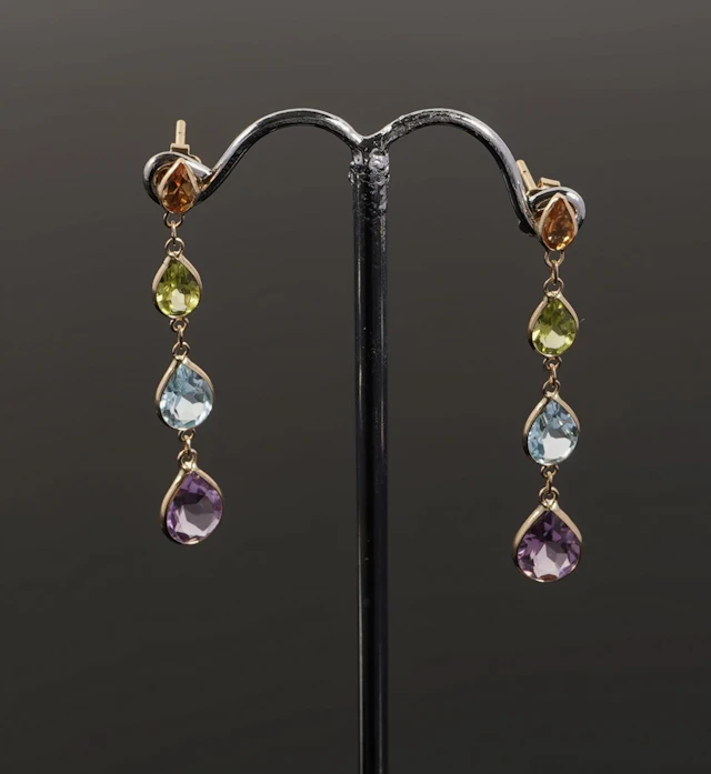 Pair of 18K yellow gold (750) earrings featuring, in success - Lot 205