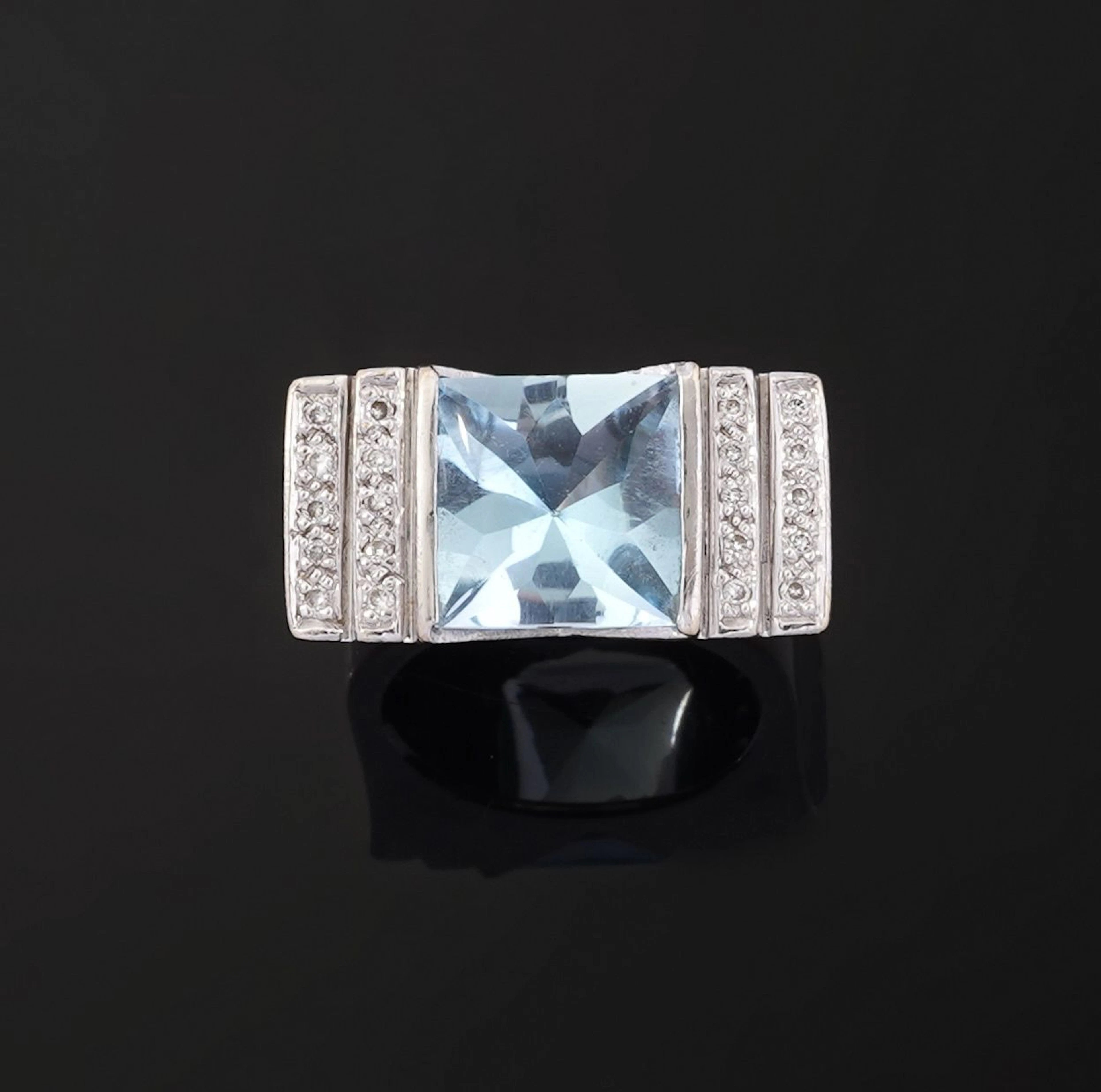 An 18k white gold ring (750) set with a princess-cut aquamar - Lot 214