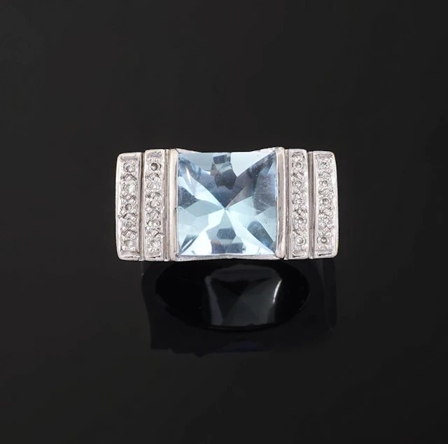 An 18k white gold ring (750) set with a princess-cut aquamar - Lot 214