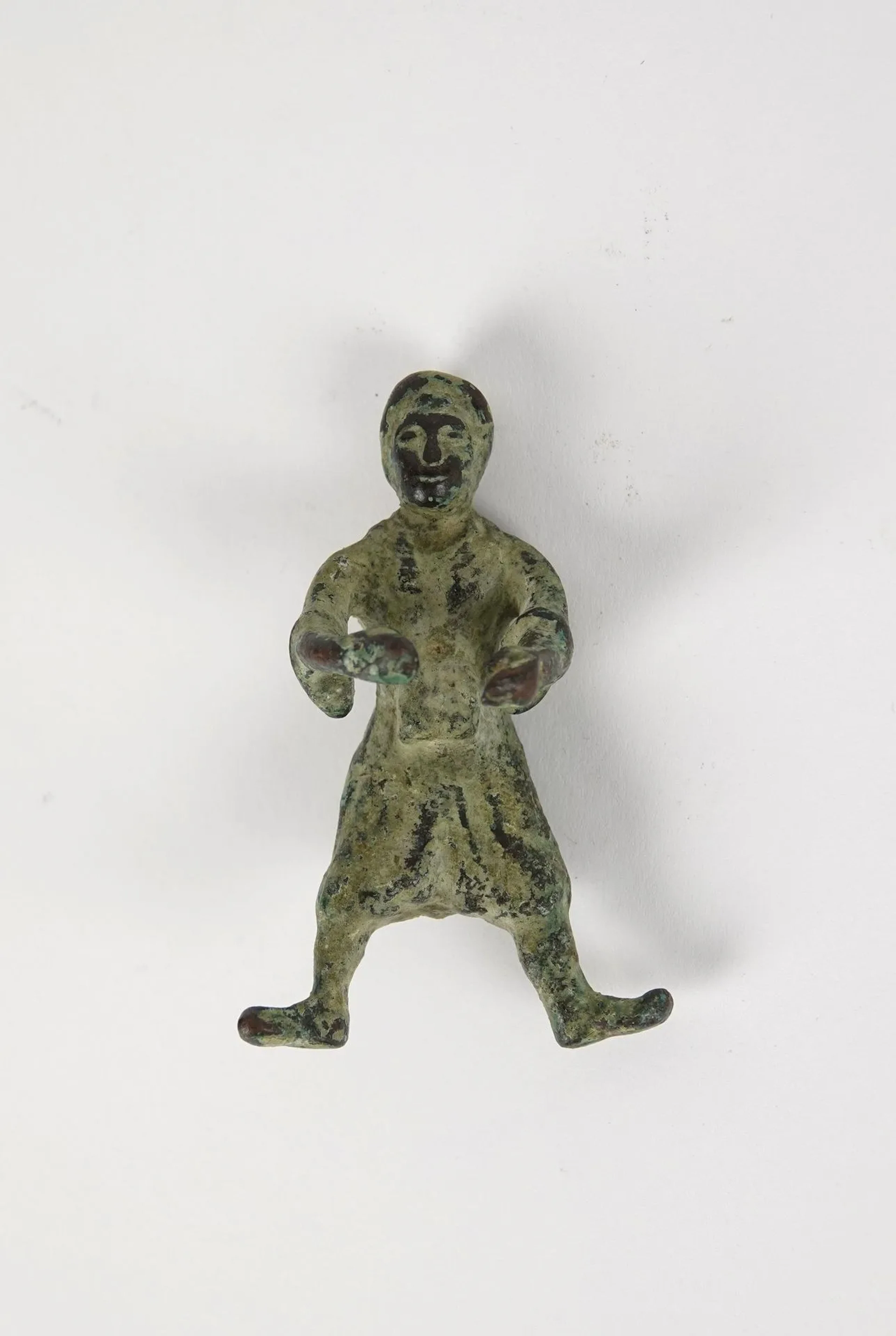 Statuette depicting a figure with outstretched hands - Lot 239