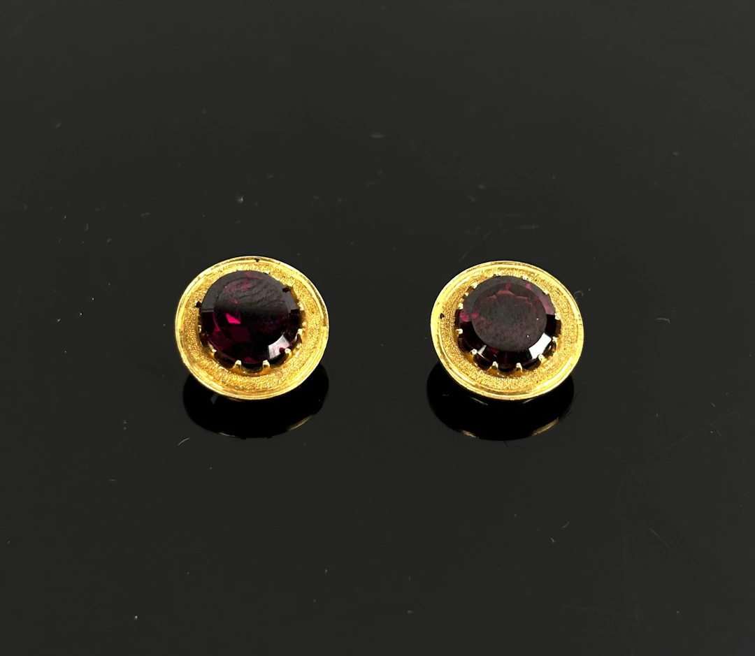 Two 18k yellow gold (750) button covers set with a red stone - Lot 170