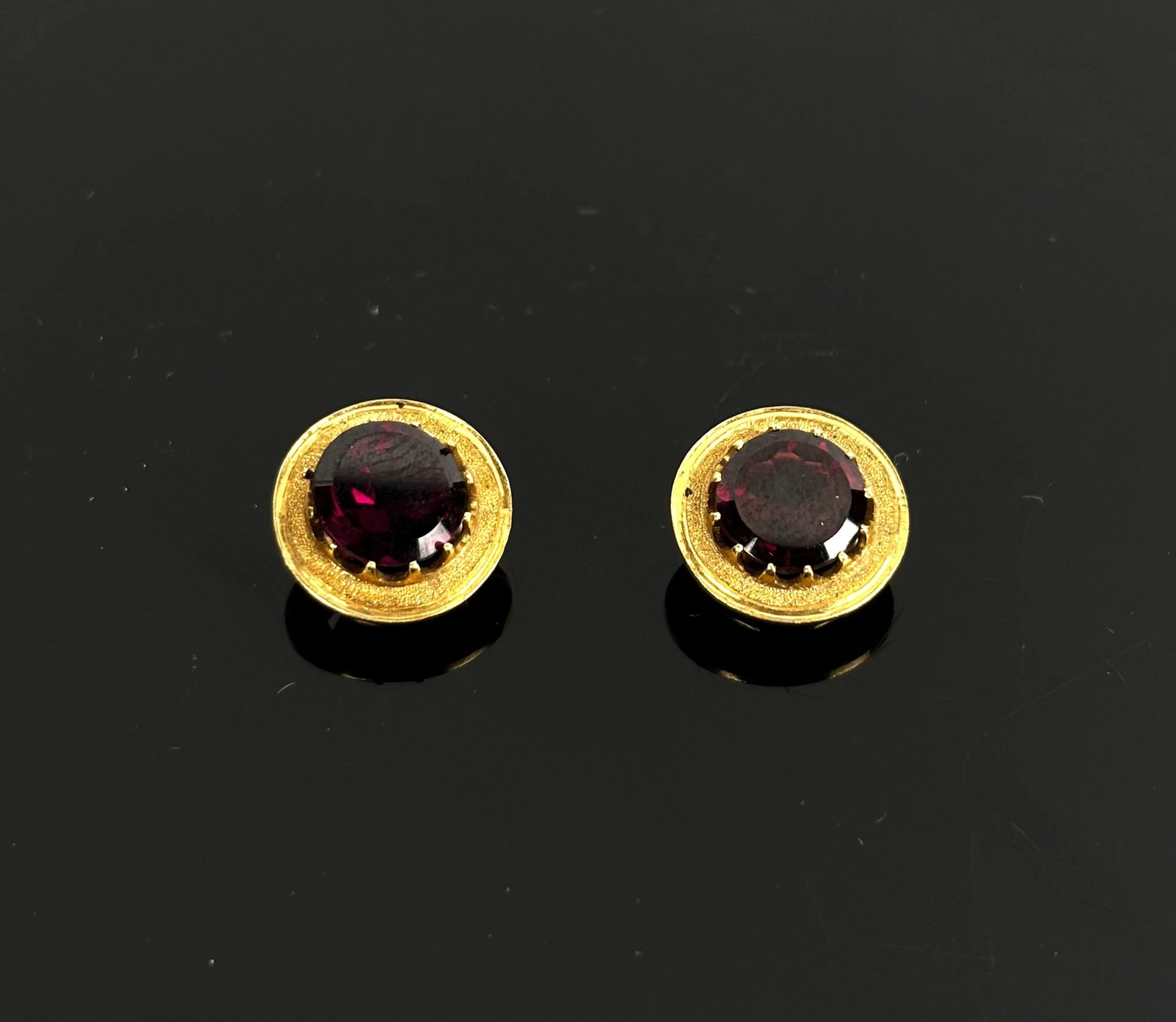 Two 18k yellow gold (750) button covers set with a red stone - Lot 170