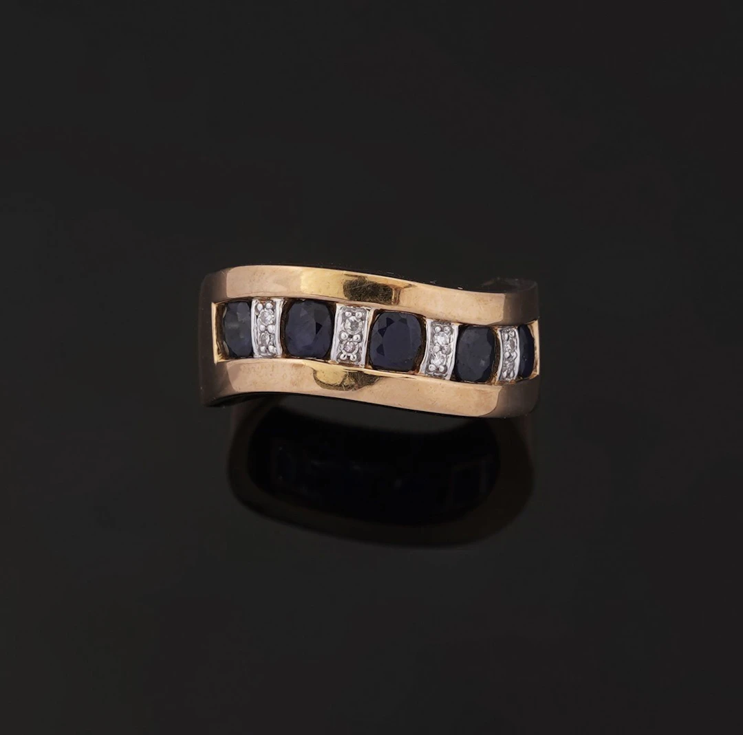 18k yellow gold (750) wavy band ring set with alternating sa - Lot 305