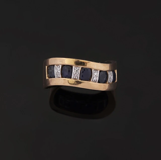 18k yellow gold (750) wavy band ring set with alternating sa - Lot 305