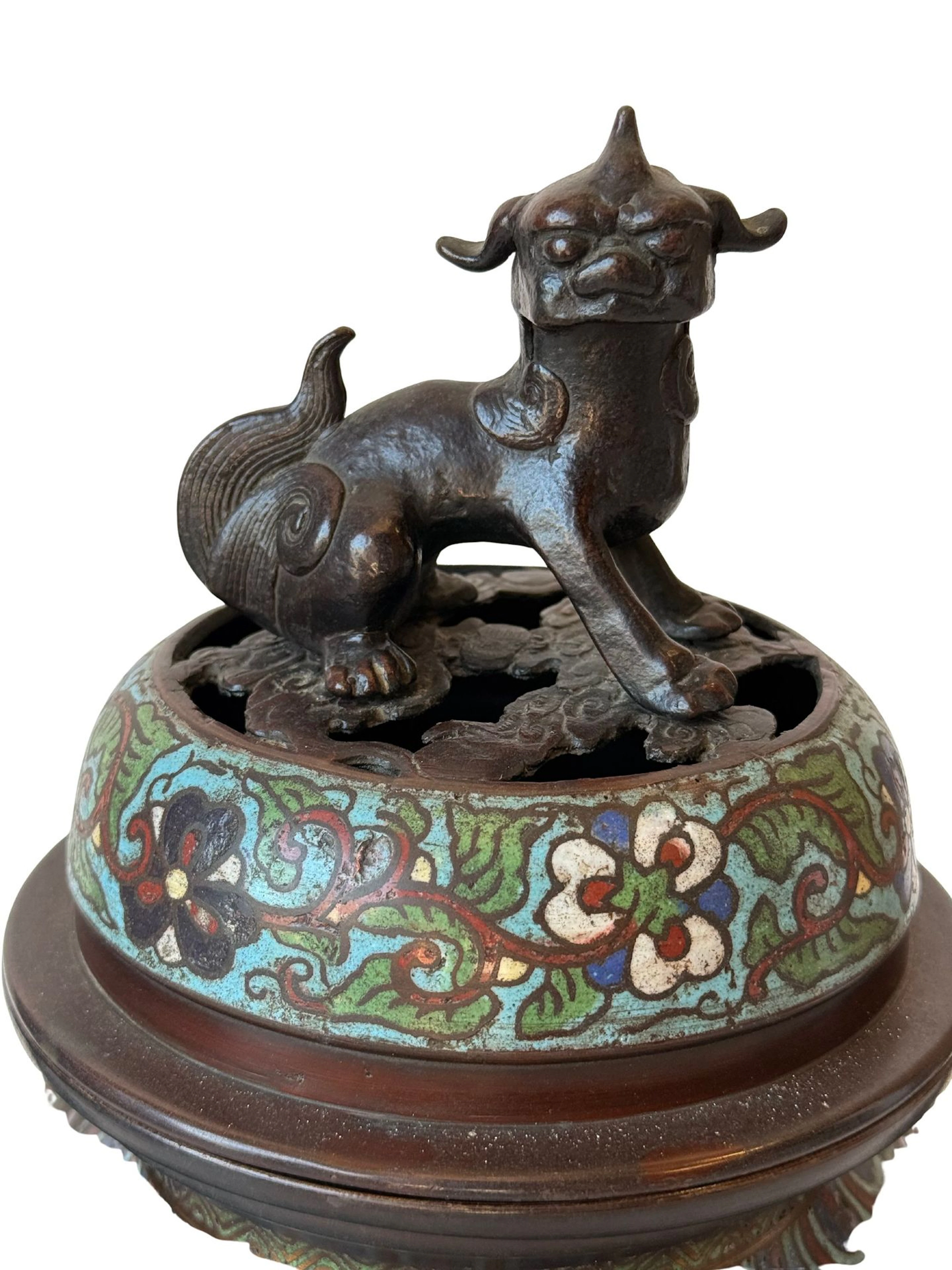 Large incense burner with a lid in bronze and cloisonné enam - Lot 86