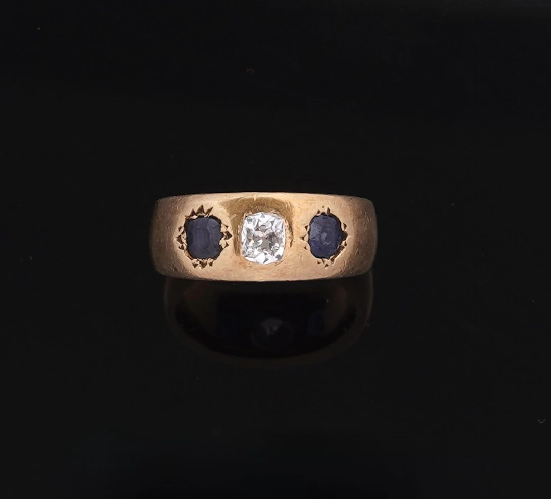 An 18k yellow gold (750) band ring set with an antique cushi - Lot 122