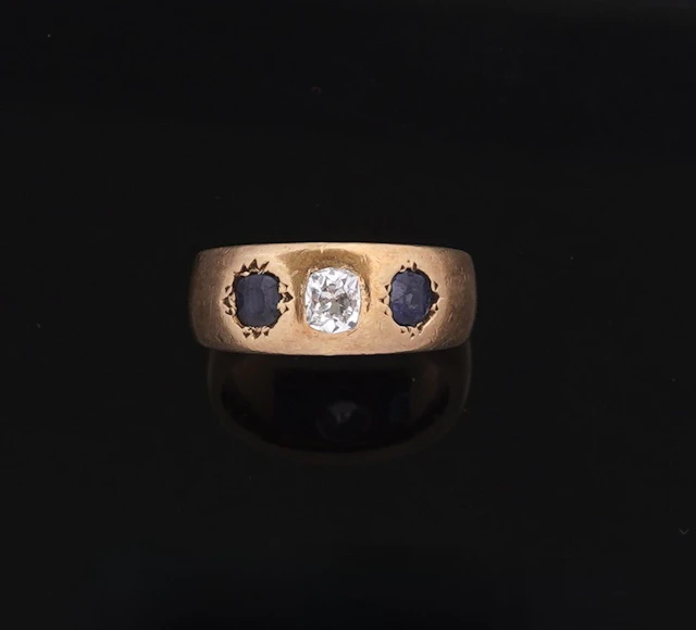 An 18k yellow gold (750) band ring set with an antique cushi - Lot 122